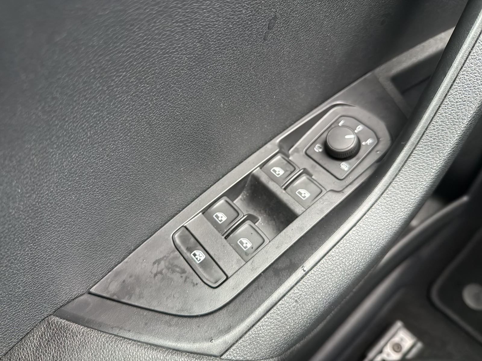 Skoda Karoq 1.5 TOUR PANO AHK 360°CAM E-KLAPPE NAVI