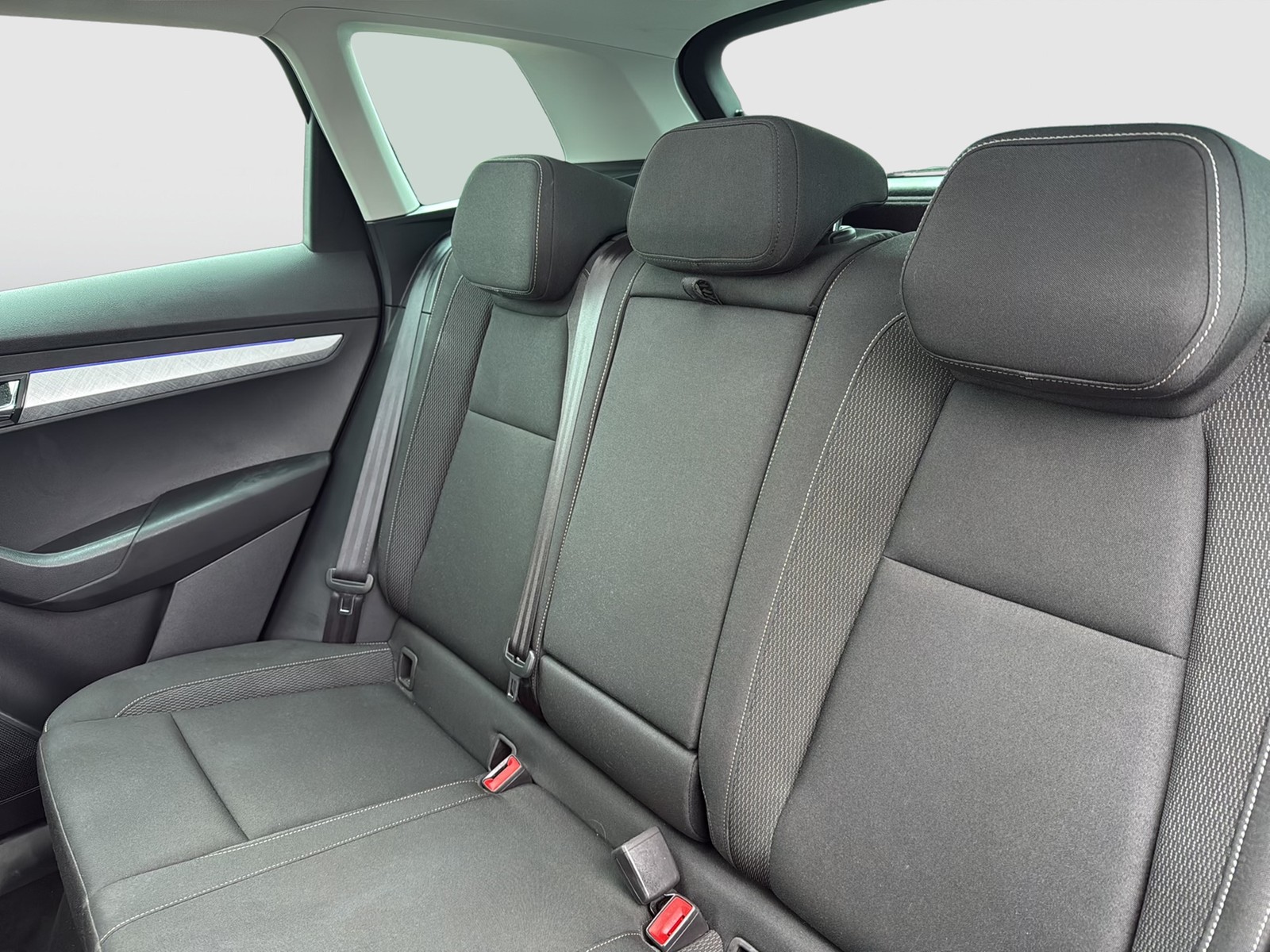 Skoda Karoq 1.5 TOUR PANO AHK 360°CAM E-KLAPPE NAVI