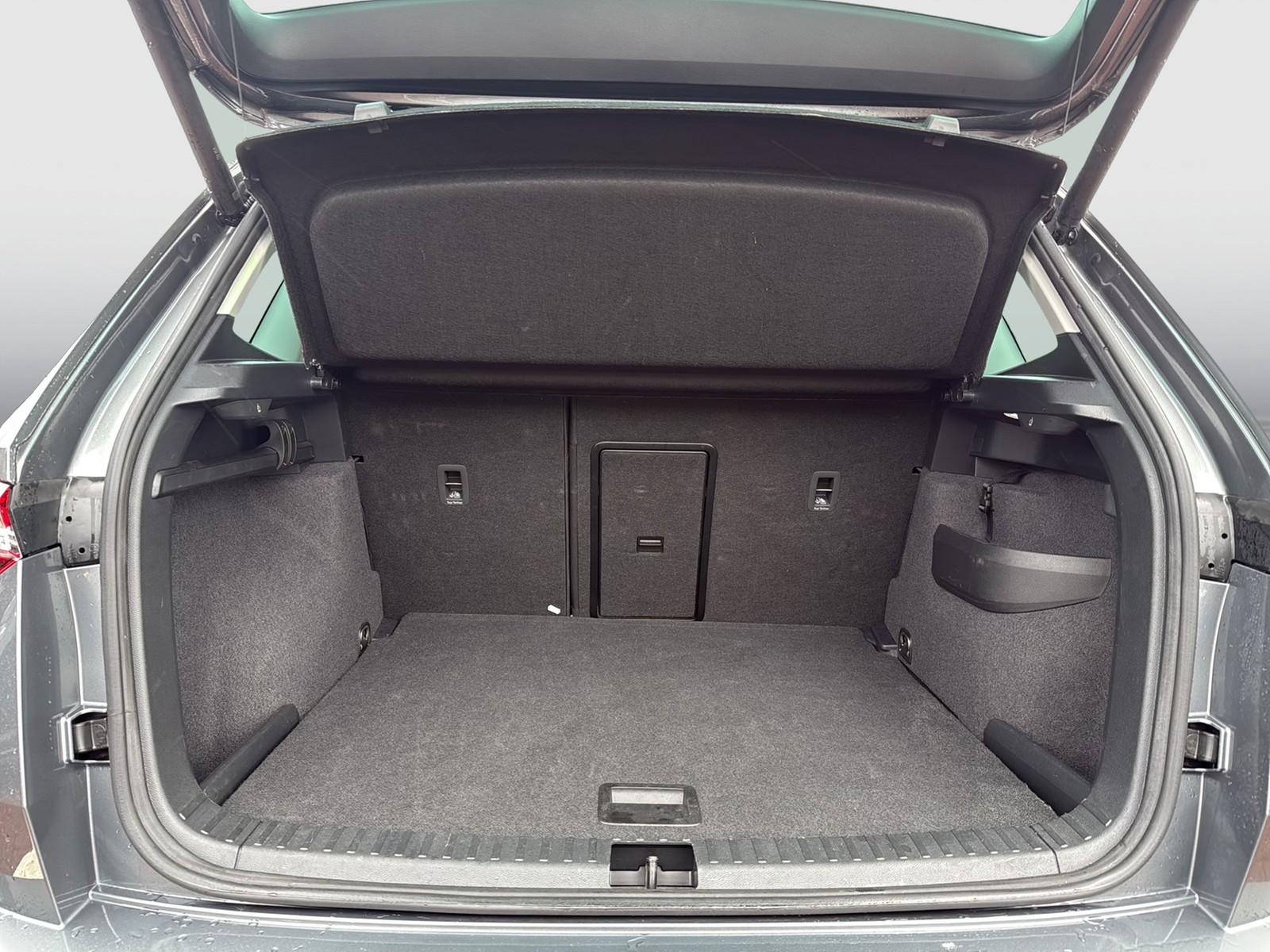 Skoda Karoq 1.5 TOUR PANO AHK 360°CAM E-KLAPPE NAVI