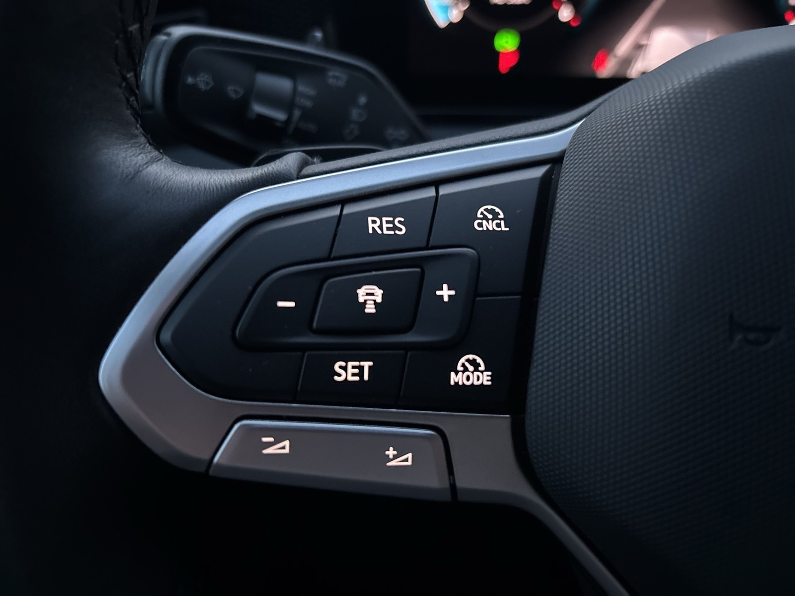 Volkswagen Tiguan 2.0 LIFE 4X4 KAMERA AHK ACC eKLAPPE ALU18