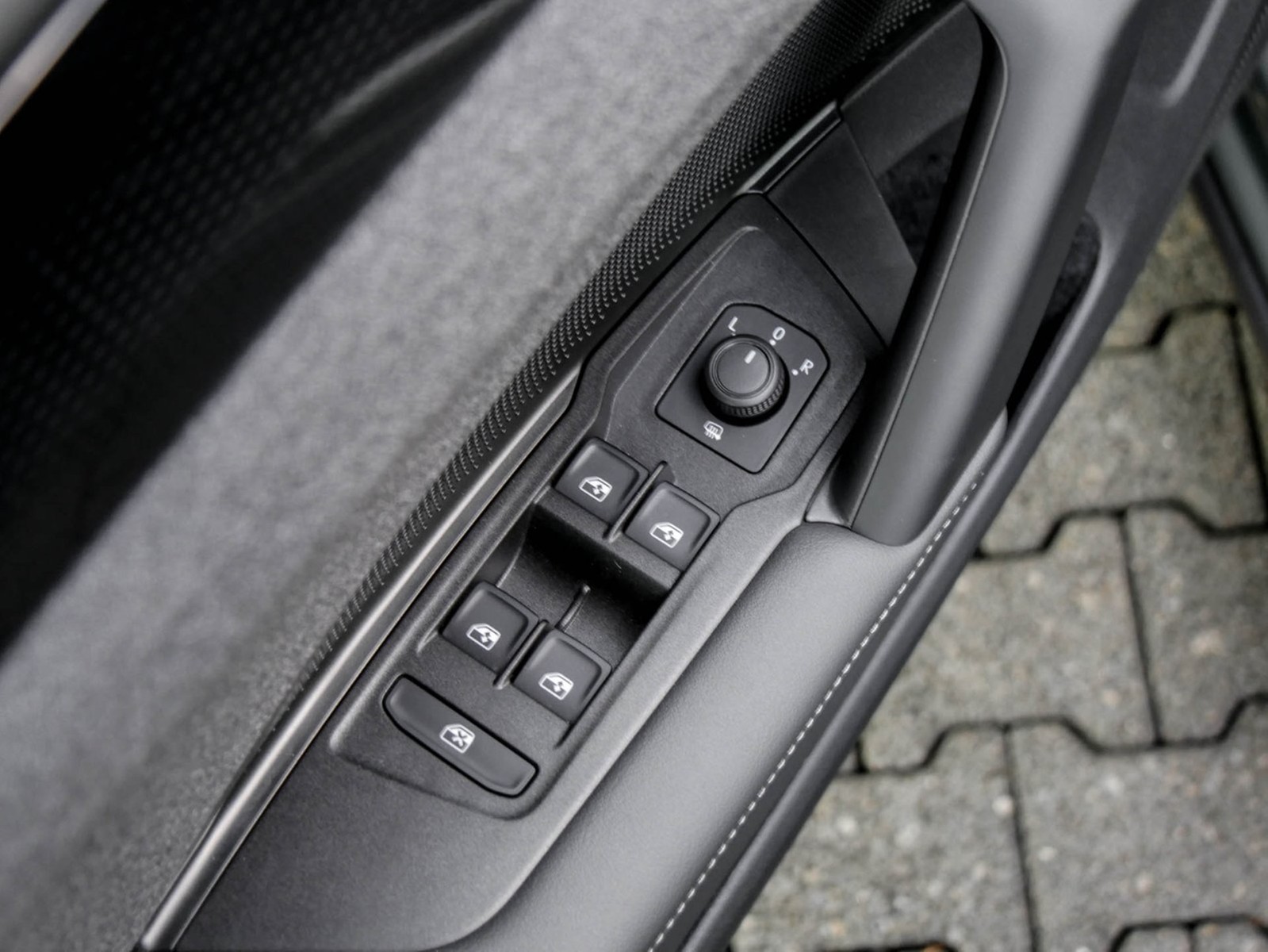 Volkswagen Tiguan 1.5 eTSI NEUES MODELL AHK CAM NAVI SITZHZ