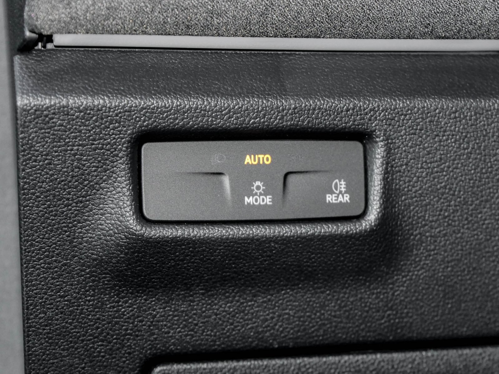 Volkswagen Tiguan 1.5 eTSI NEUES MODELL AHK CAM NAVI SITZHZ