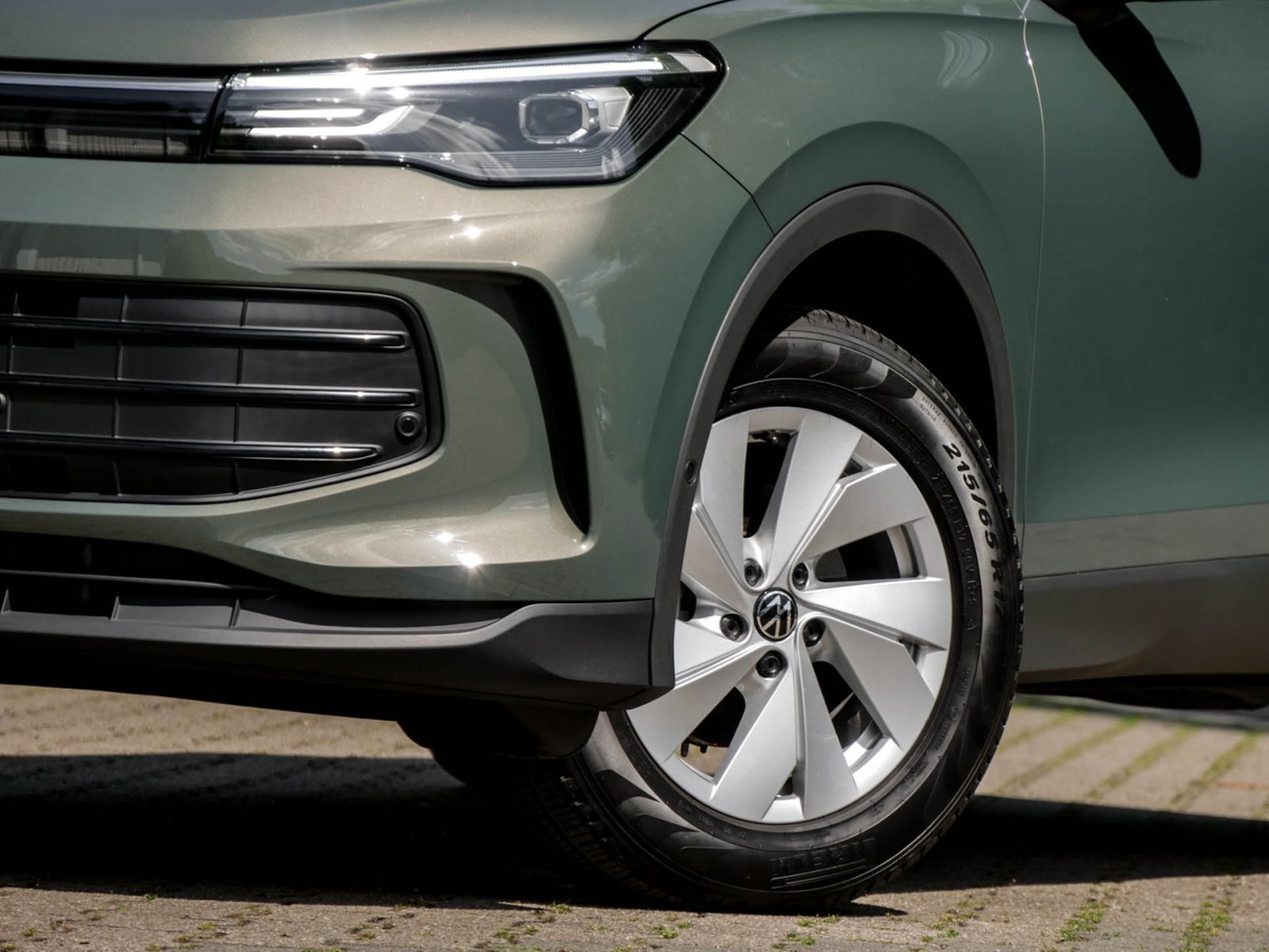 Volkswagen Tiguan 1.5 eTSI NEUES MODELL AHK CAM NAVI SITZHZ