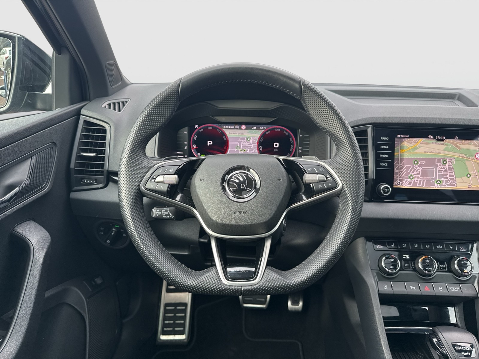 Skoda Karoq 2.0 SPORTLINE 4X4 PANO AHK CAM ACC EKLAPPE