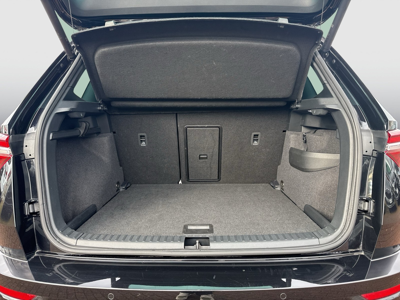 Skoda Karoq 2.0 SPORTLINE 4X4 PANO AHK CAM ACC EKLAPPE