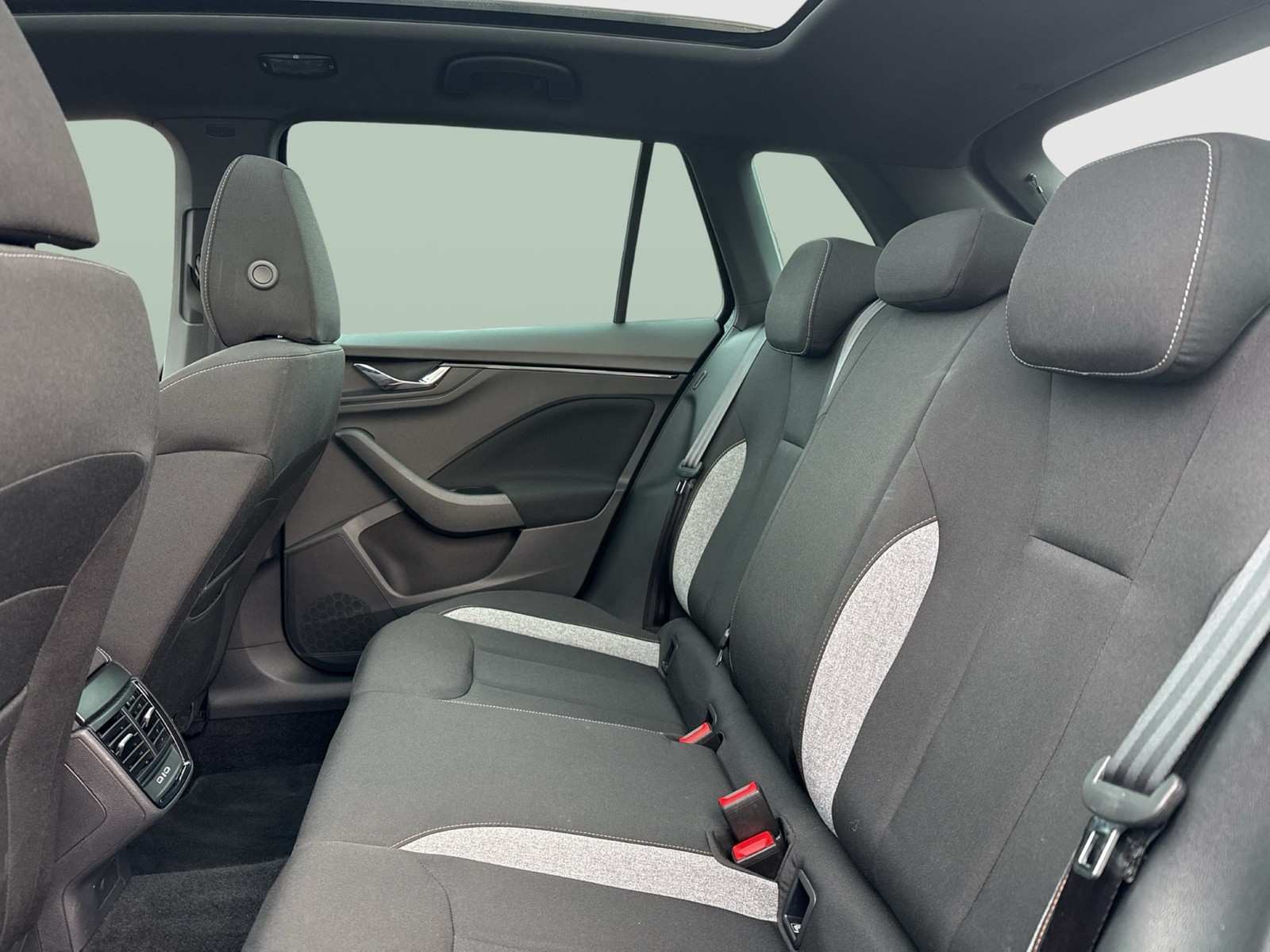 Skoda Kamiq 1.5 TOUR PANO AHK CAM ACC MATRIX E-KLAPPE