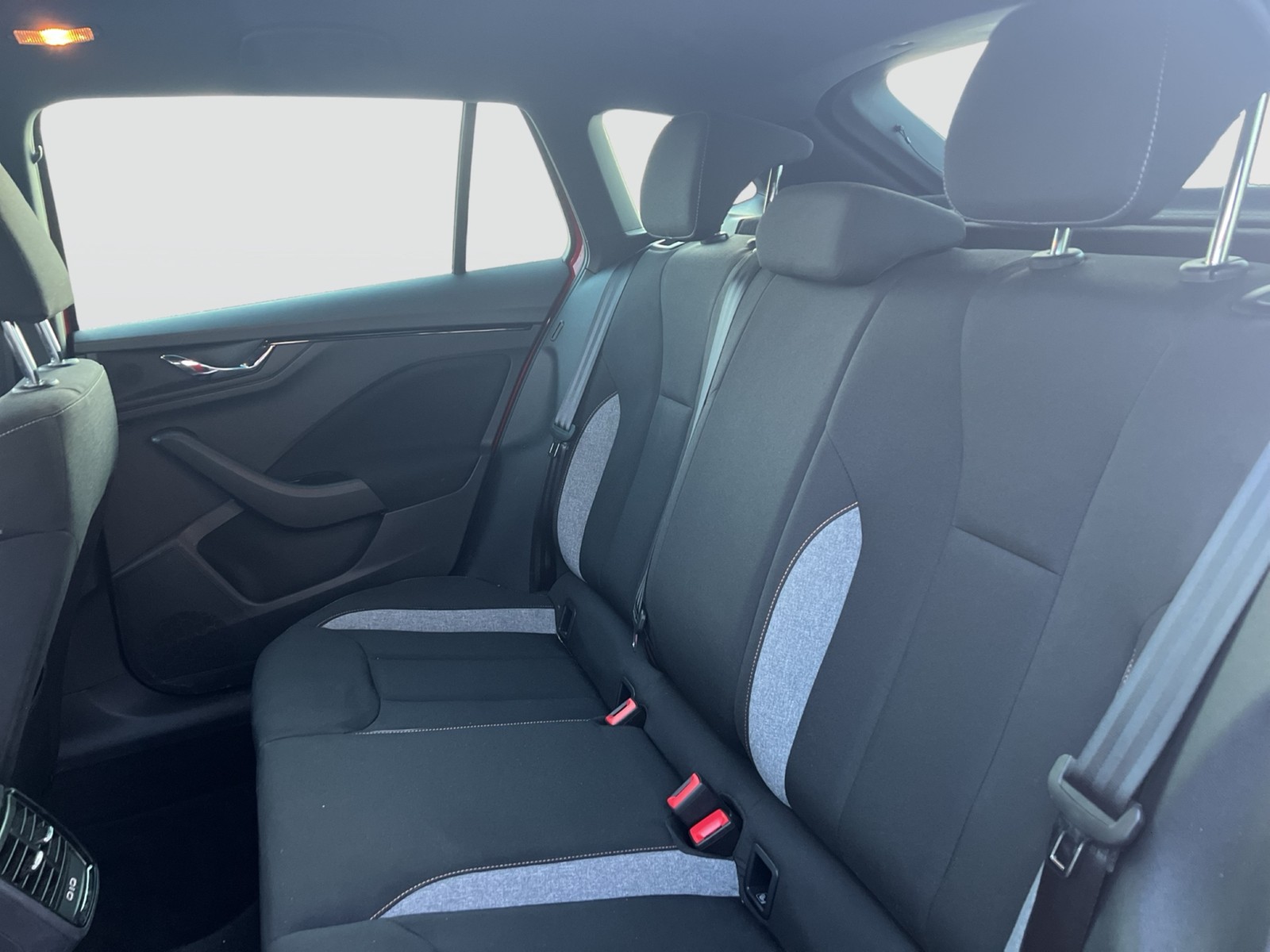 Skoda Scala 1.0 TOUR PANO AHK CAM LM18 CARPLAY SITZHZ.