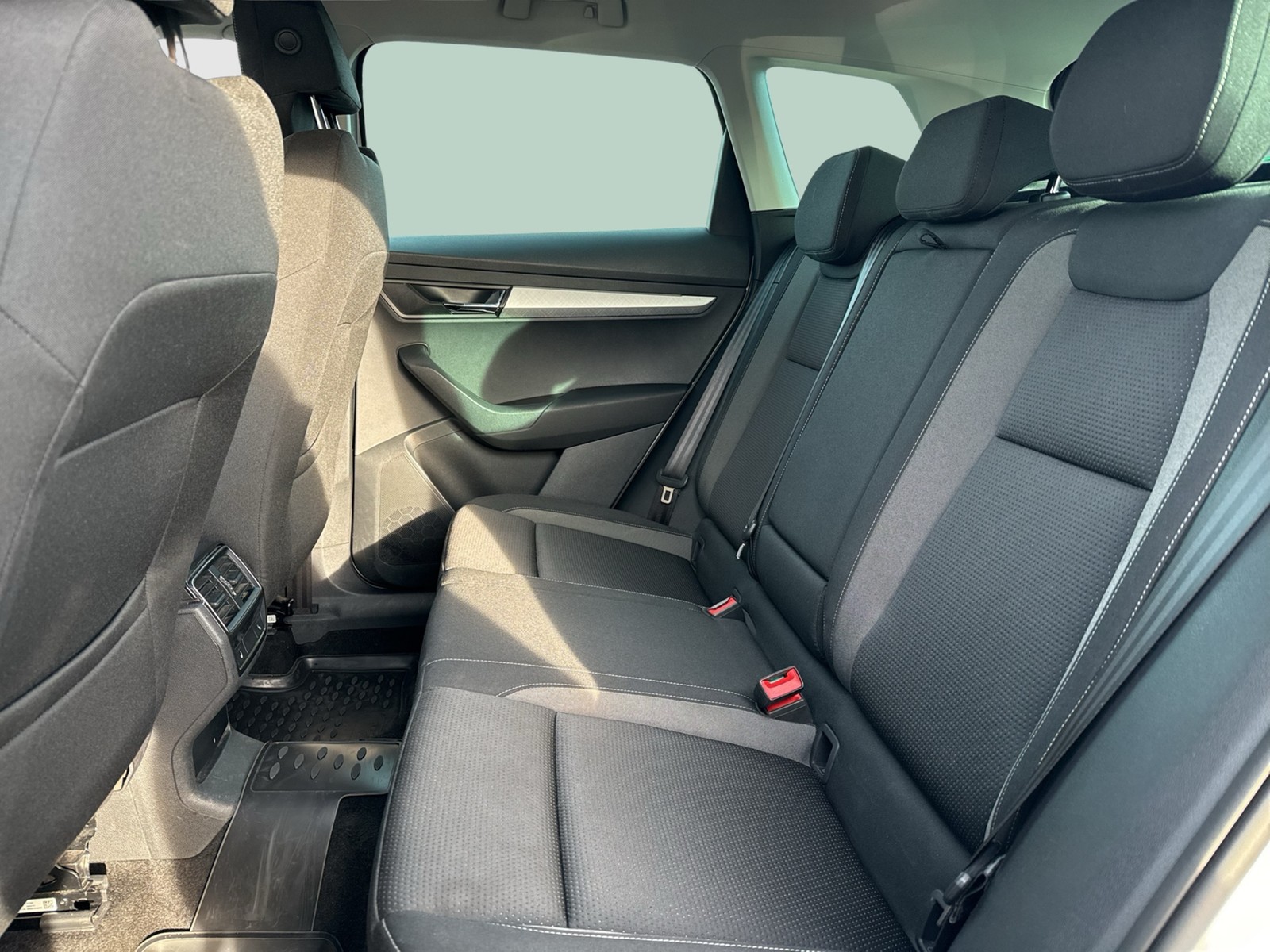 Skoda Karoq 1.5 TOUR CAM ACC E-KLAPPE NAVI LM17 SITZHZ