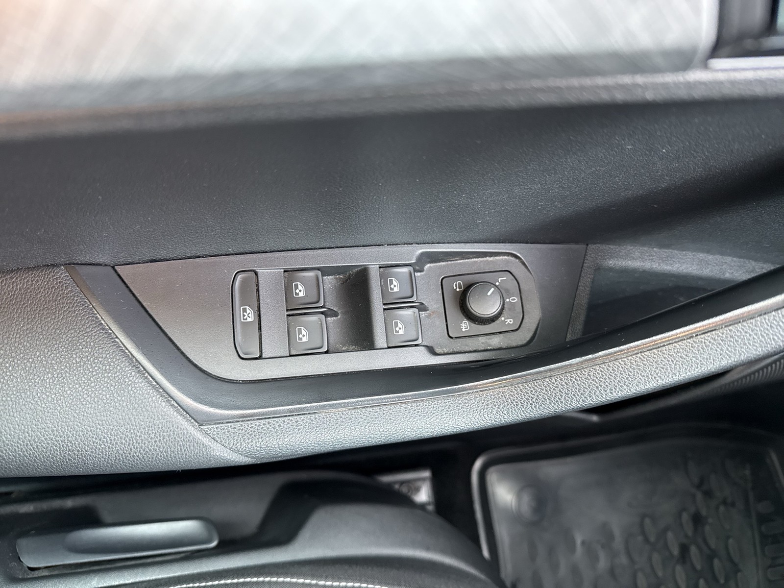 Skoda Karoq 1.5 TOUR CAM ACC E-KLAPPE NAVI LM17 SITZHZ