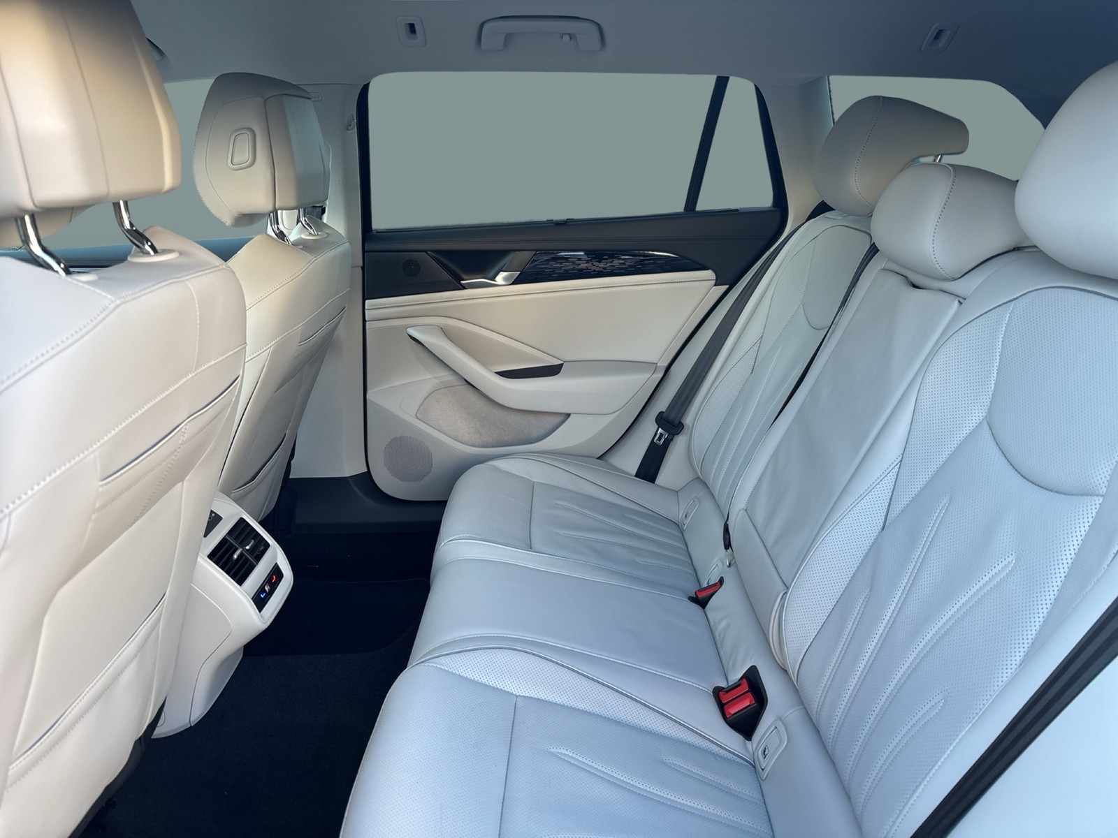 Volkswagen Passat Variant 1.5 HYBRID ELEGANCE LEDER AHK CAM