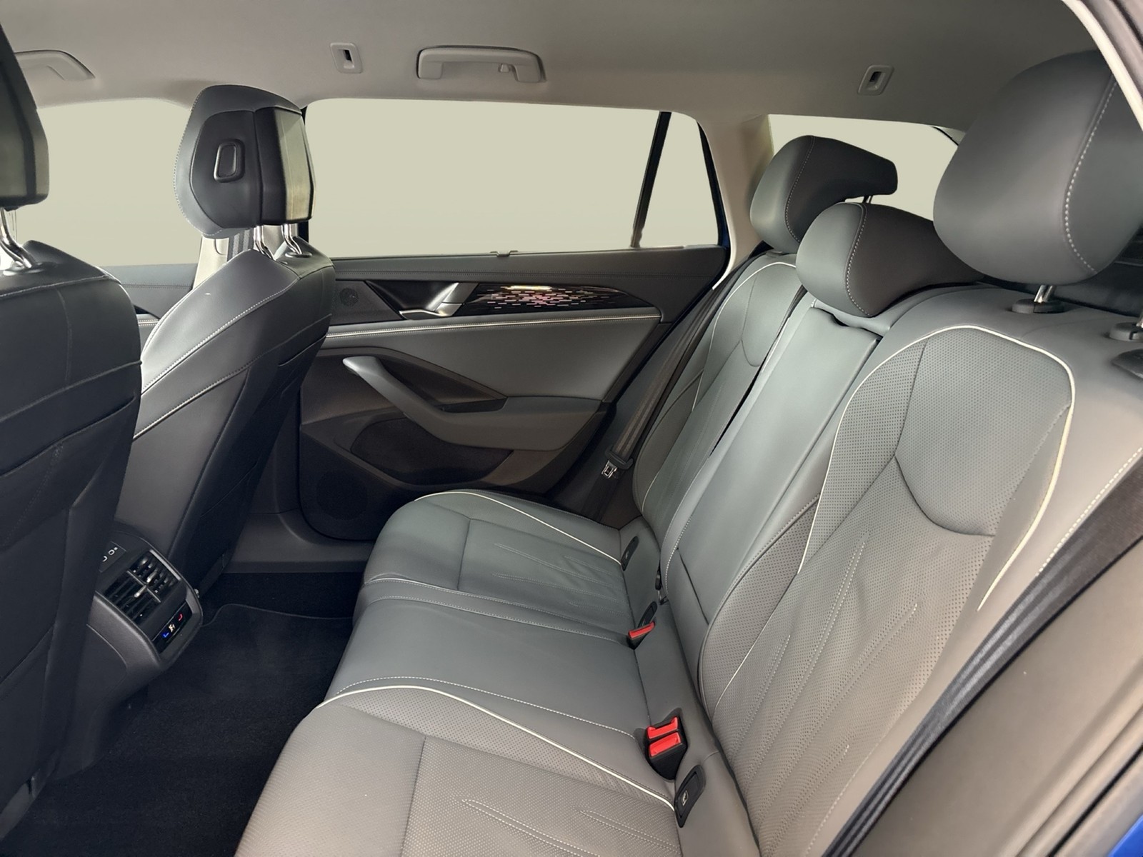 Volkswagen Passat Variant 1.5 HYBRID ELEGANCE LEDER AHK ACC