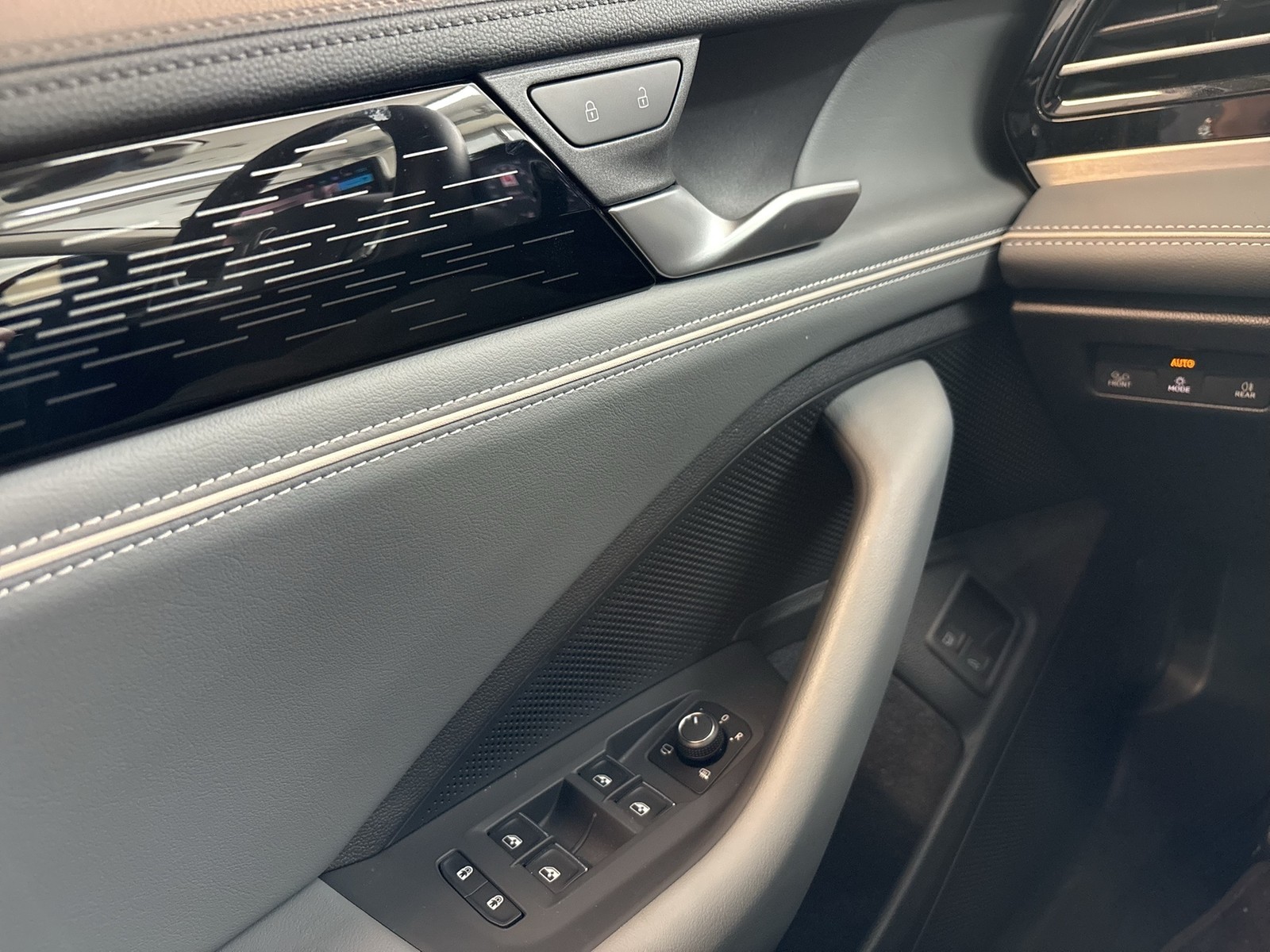 Volkswagen Passat Variant 1.5 HYBRID ELEGANCE LEDER AHK ACC