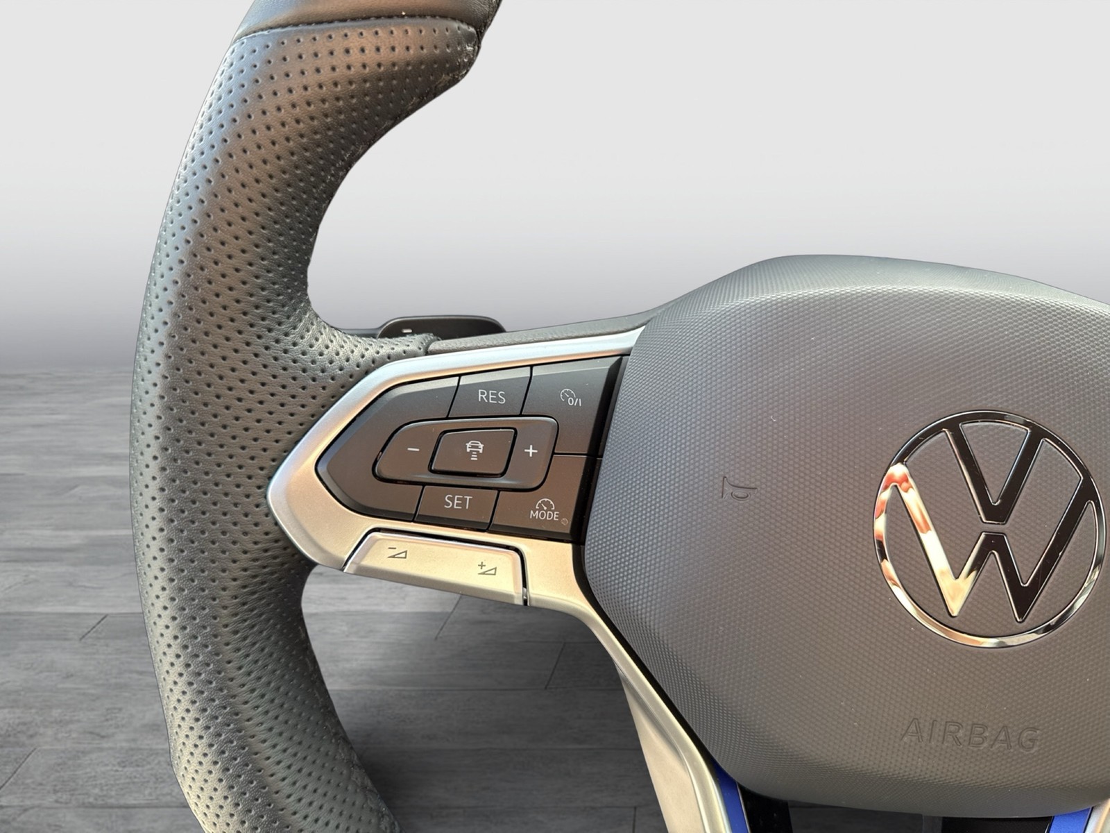 Volkswagen Touareg HYBRID R DYNAUDIO AHK 360CAM ACC LM22