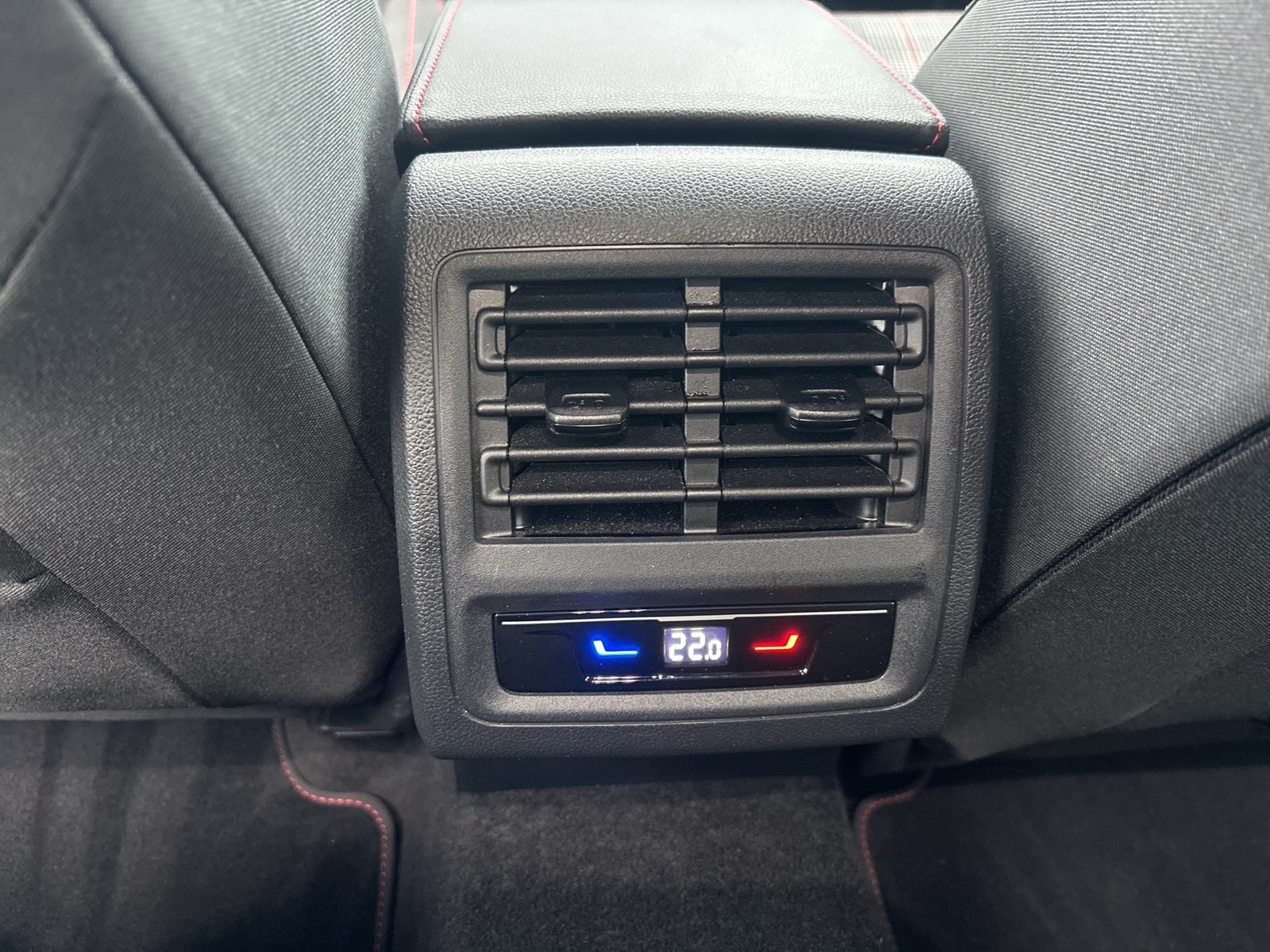 Volkswagen Golf VIII 2.0 GTI KAMERA HeadUp NAVI LED+