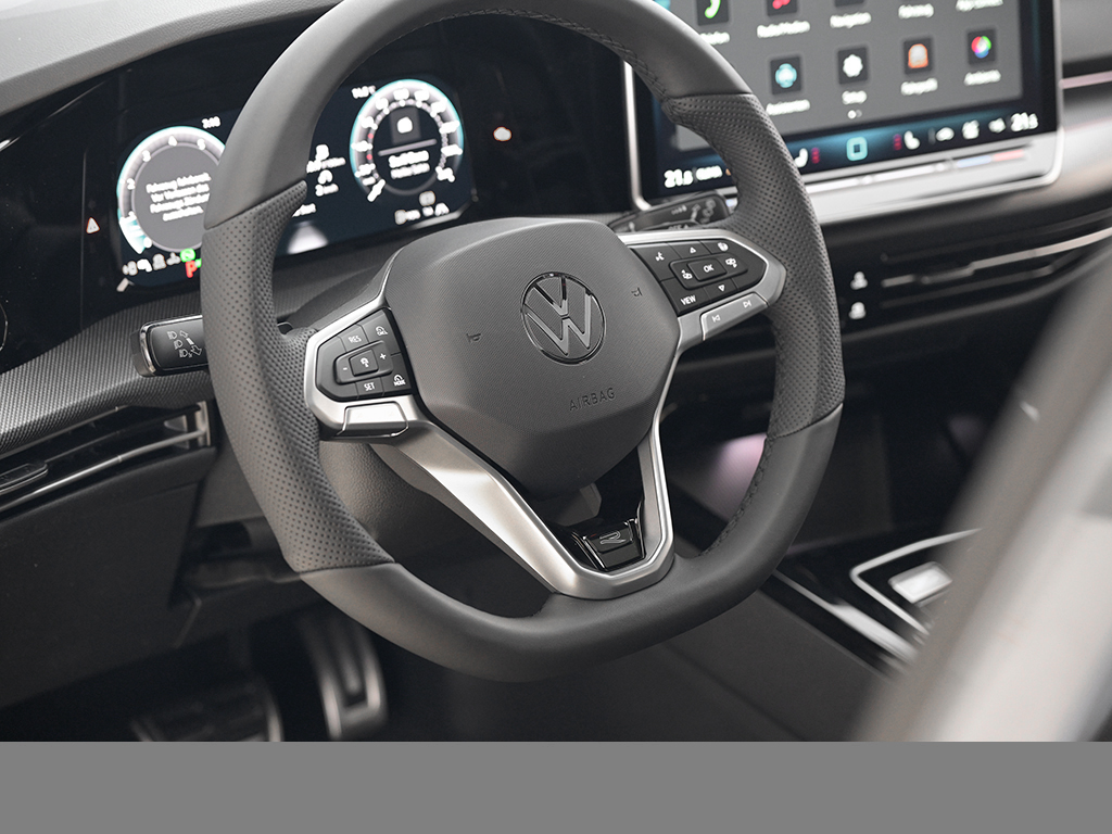 Volkswagen Golf 1.5 R-LINE DSG BLACKSTYLE MATRIXLED AHK