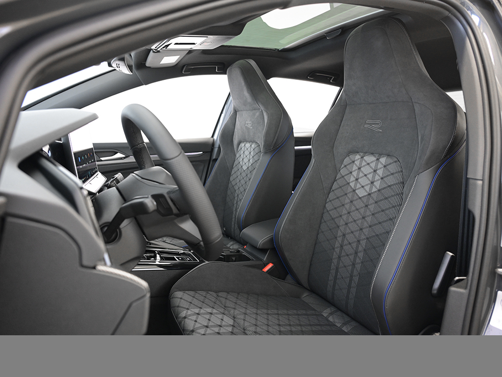 Volkswagen Golf 1.5 R-LINE DSG BLACKSTYLE MATRIXLED AHK