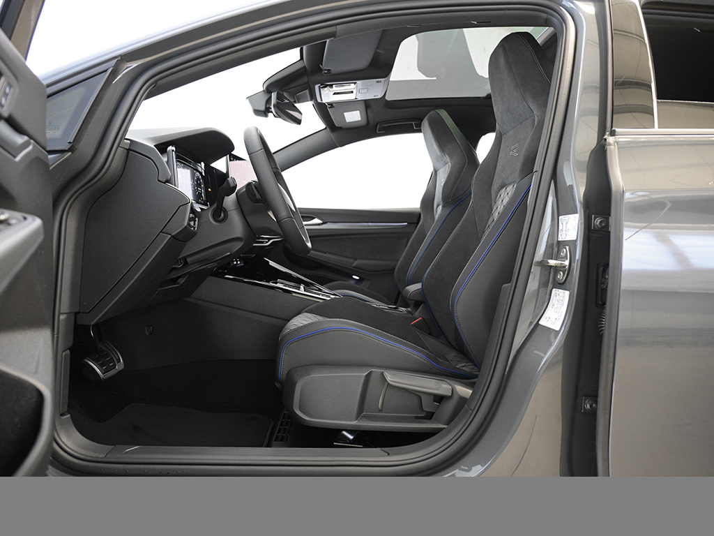 Volkswagen Golf 1.5 R-LINE DSG BLACKSTYLE MATRIXLED AHK
