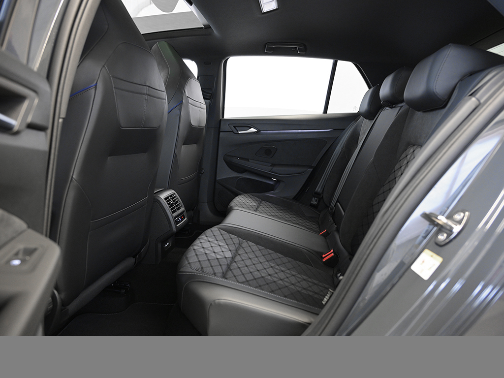Volkswagen Golf 1.5 R-LINE DSG BLACKSTYLE MATRIXLED AHK