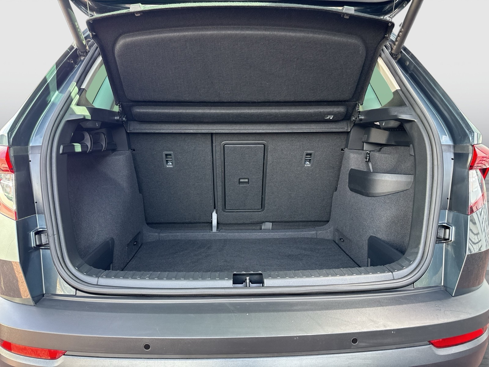 Skoda Karoq 1.5 CLEVER AHK KAMERA ACC eKLAPPE NAVI ALU