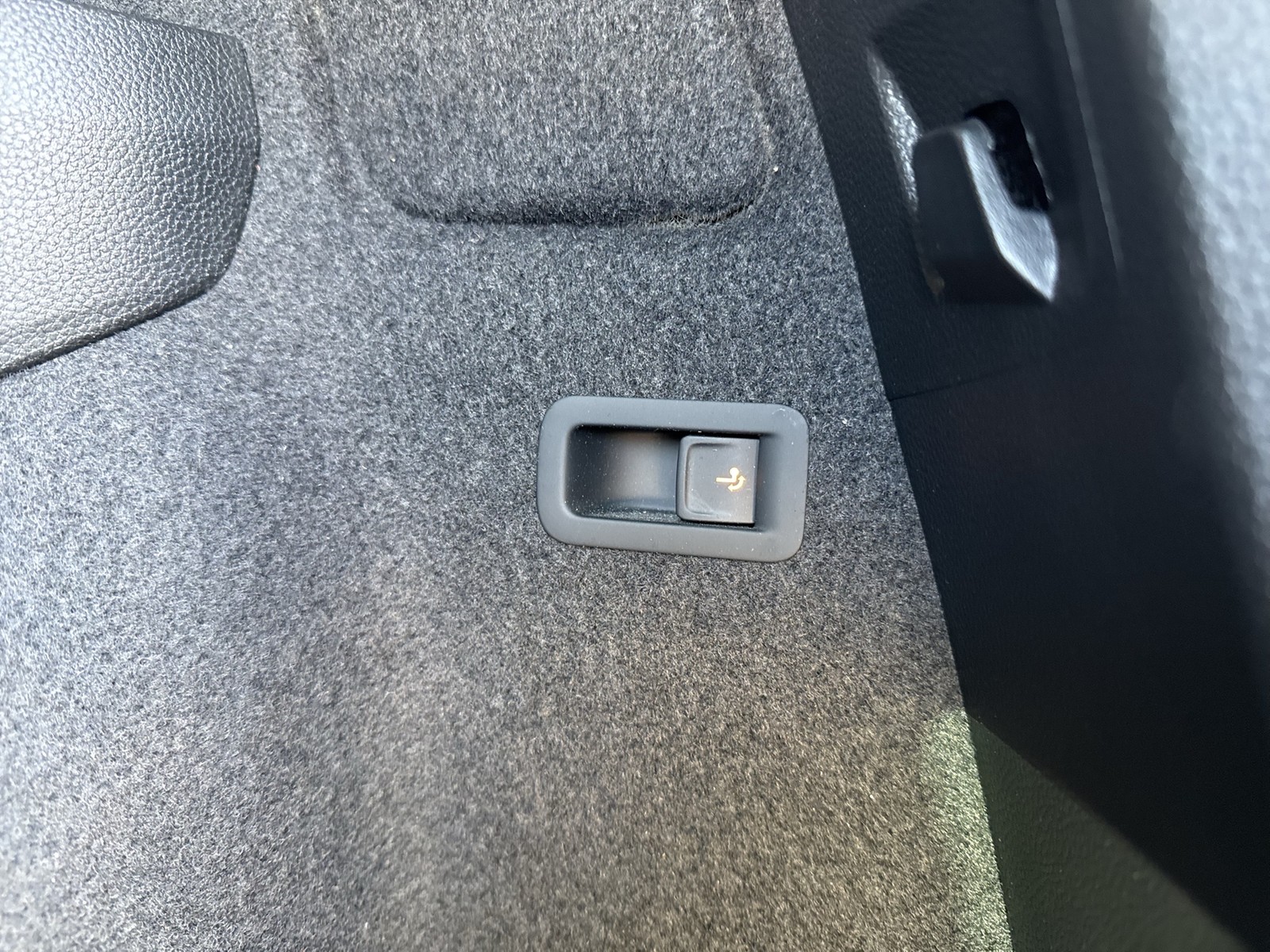 Skoda Karoq 1.5 CLEVER AHK KAMERA ACC eKLAPPE NAVI ALU