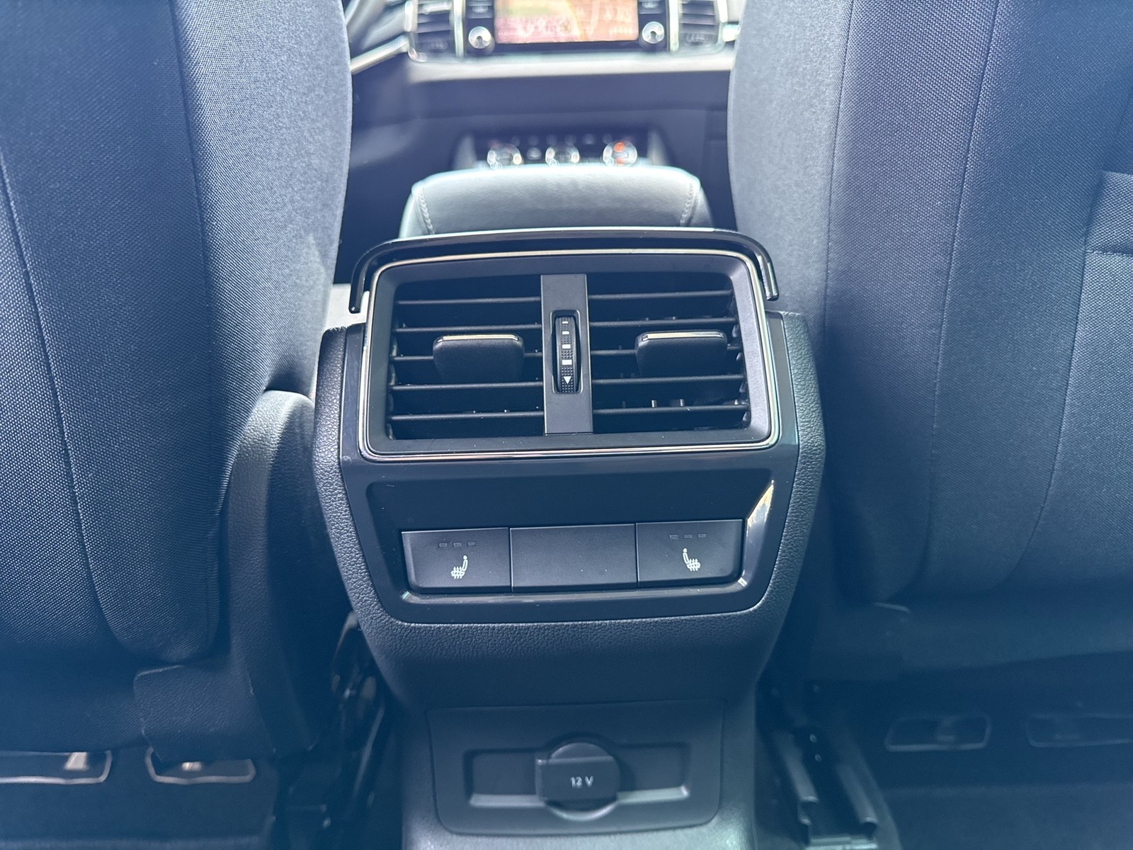 Skoda Karoq 1.5 CLEVER AHK KAMERA ACC eKLAPPE NAVI ALU