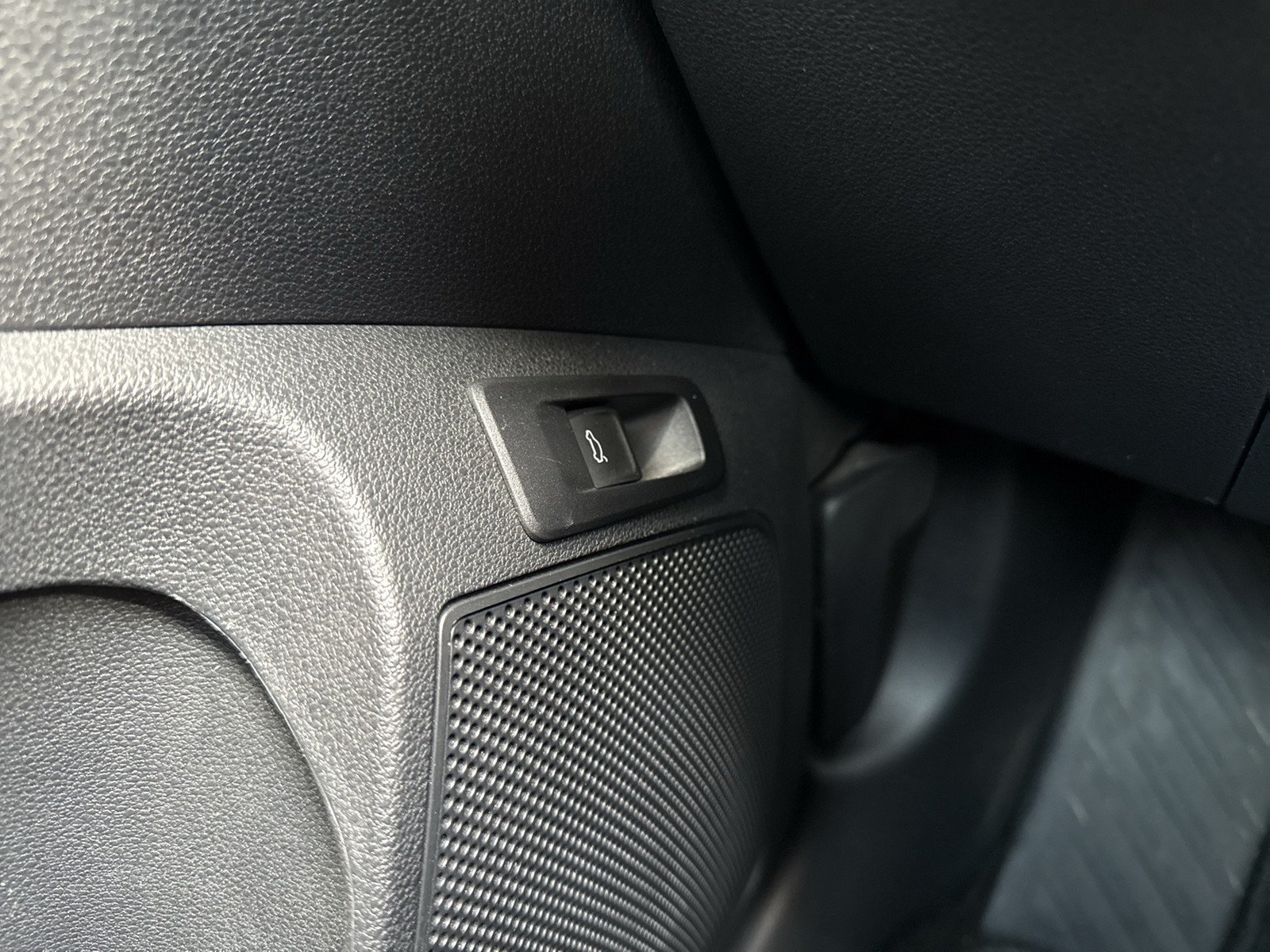 Skoda Karoq 1.5 CLEVER AHK KAMERA ACC eKLAPPE NAVI ALU