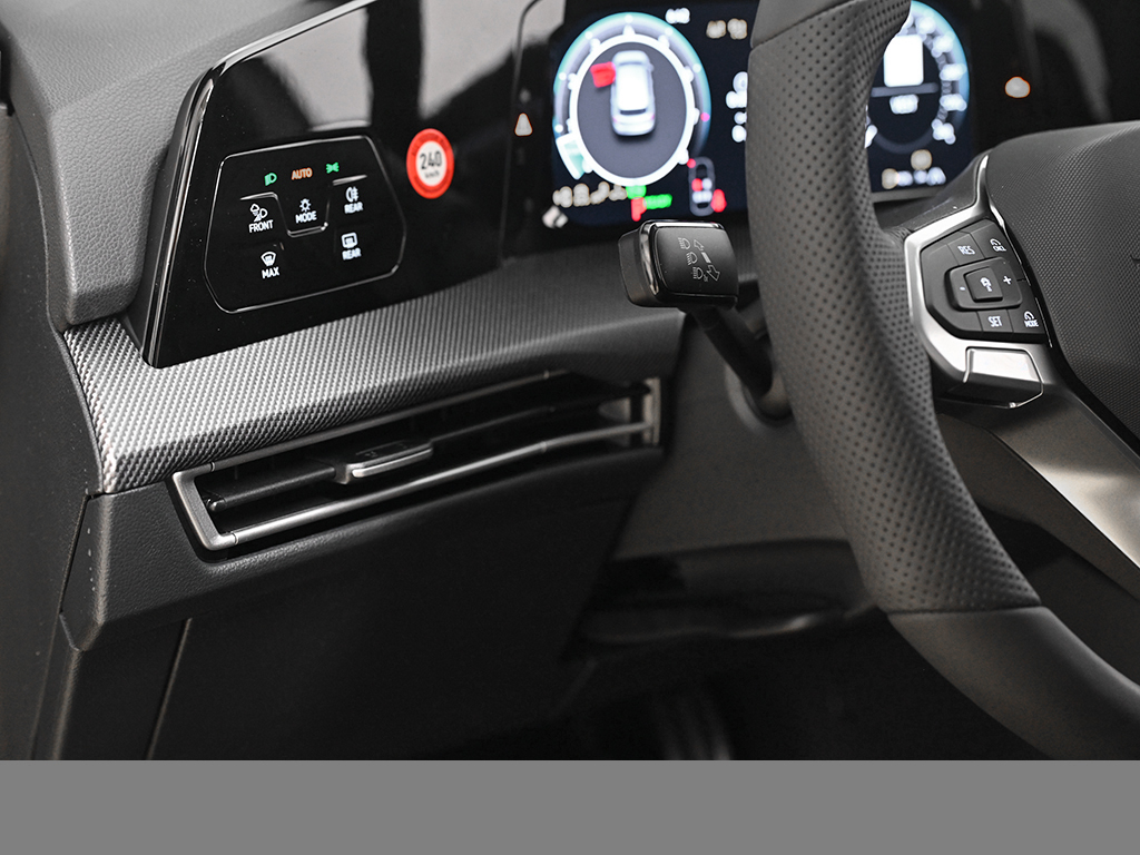 Volkswagen Golf VIII 1.5 eTSI R-LINE BLACK STYLE CAM LM18