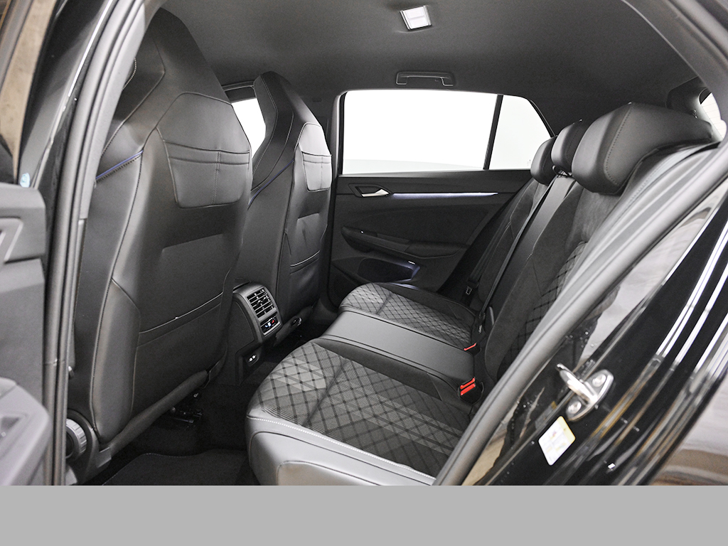 Volkswagen Golf VIII 1.5 eTSI R-LINE BLACK STYLE CAM LM18