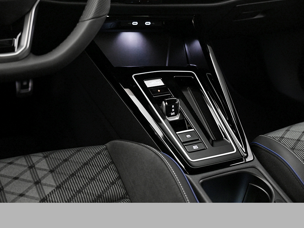 Volkswagen Golf VIII 1.5 eTSI R-LINE BLACK STYLE CAM LM18