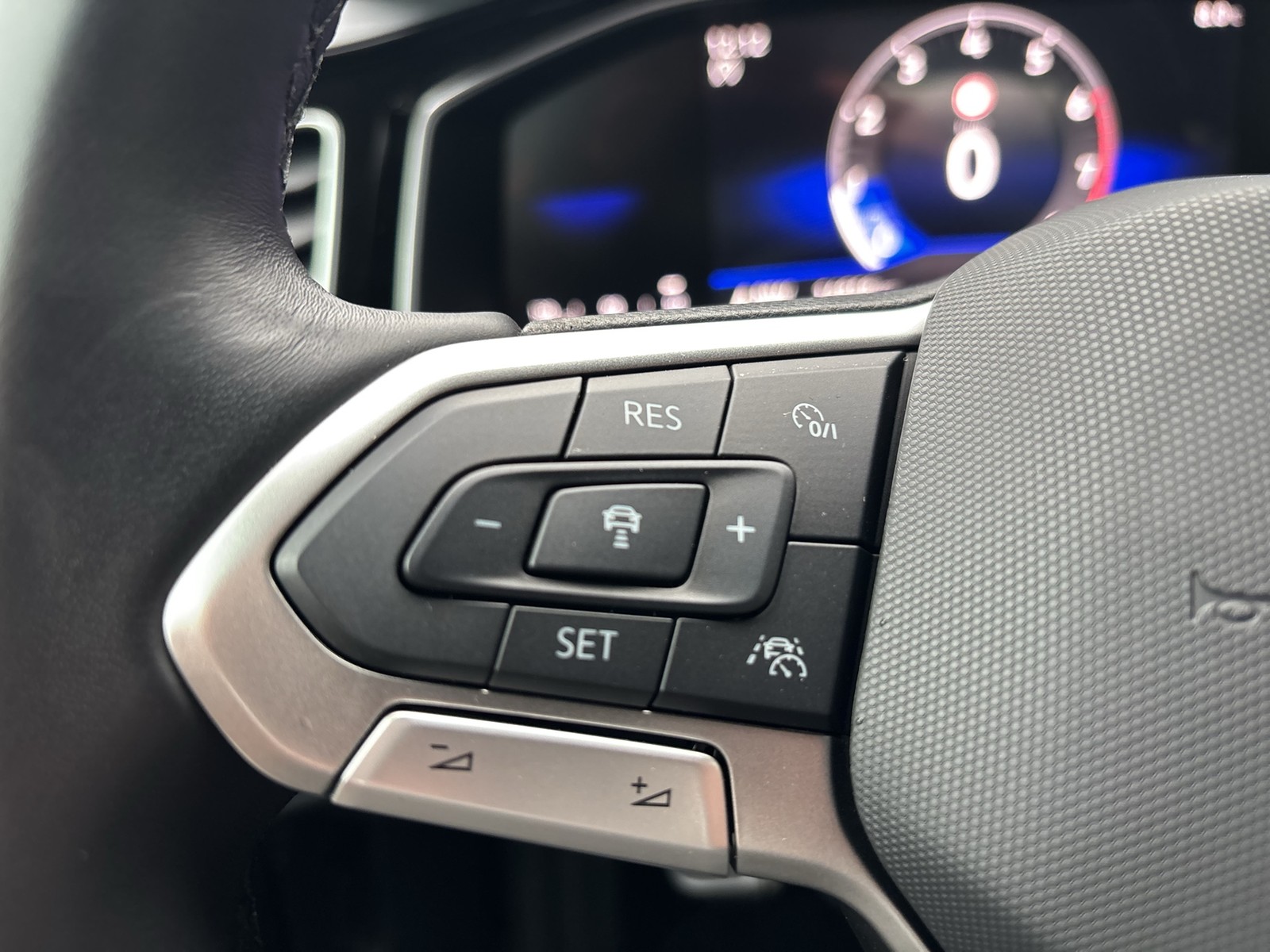 Volkswagen Taigo 1.0 R-LINE ACC LM17 NAVI CARPLAY SITZHEIZ.