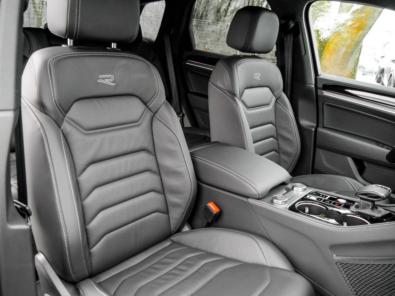 Volkswagen Touareg V6 R-LINE NEUES MODELL AHK HEADUP eSITZE