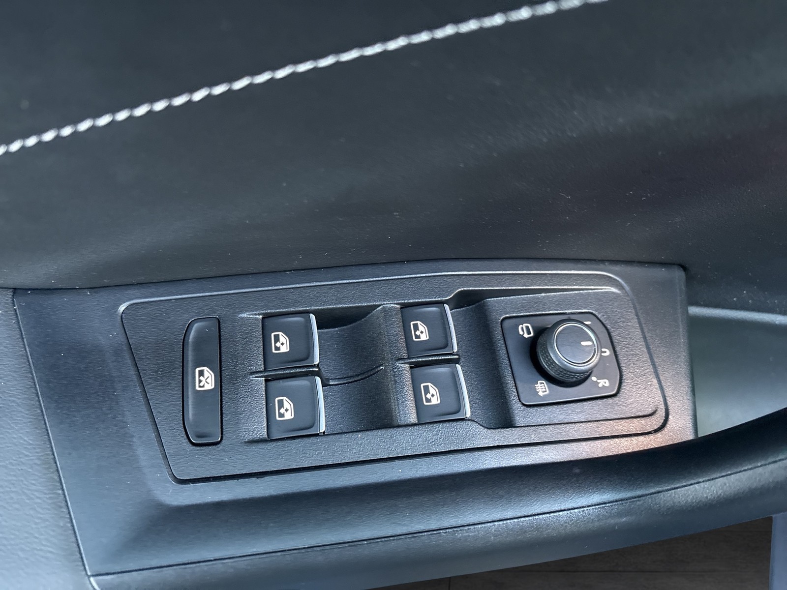 Volkswagen T-Roc 2.0 R-LINE 4X4 ACC LED+ NAVI ALU17 DCC