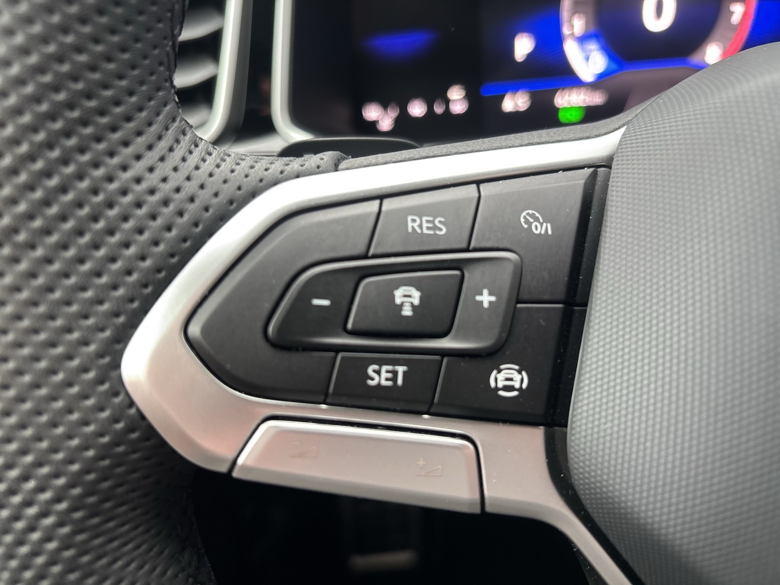 Volkswagen T-Roc 1.5 R-LINE NAVI SITZHEIZUNG ALU17 LED+