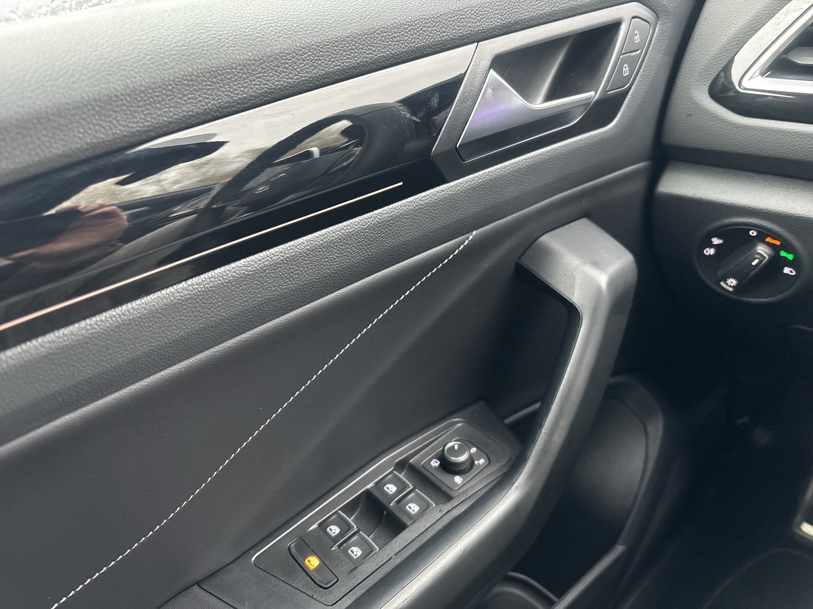 Volkswagen T-Roc 1.5 R-LINE NAVI SITZHEIZUNG ALU17 LED+