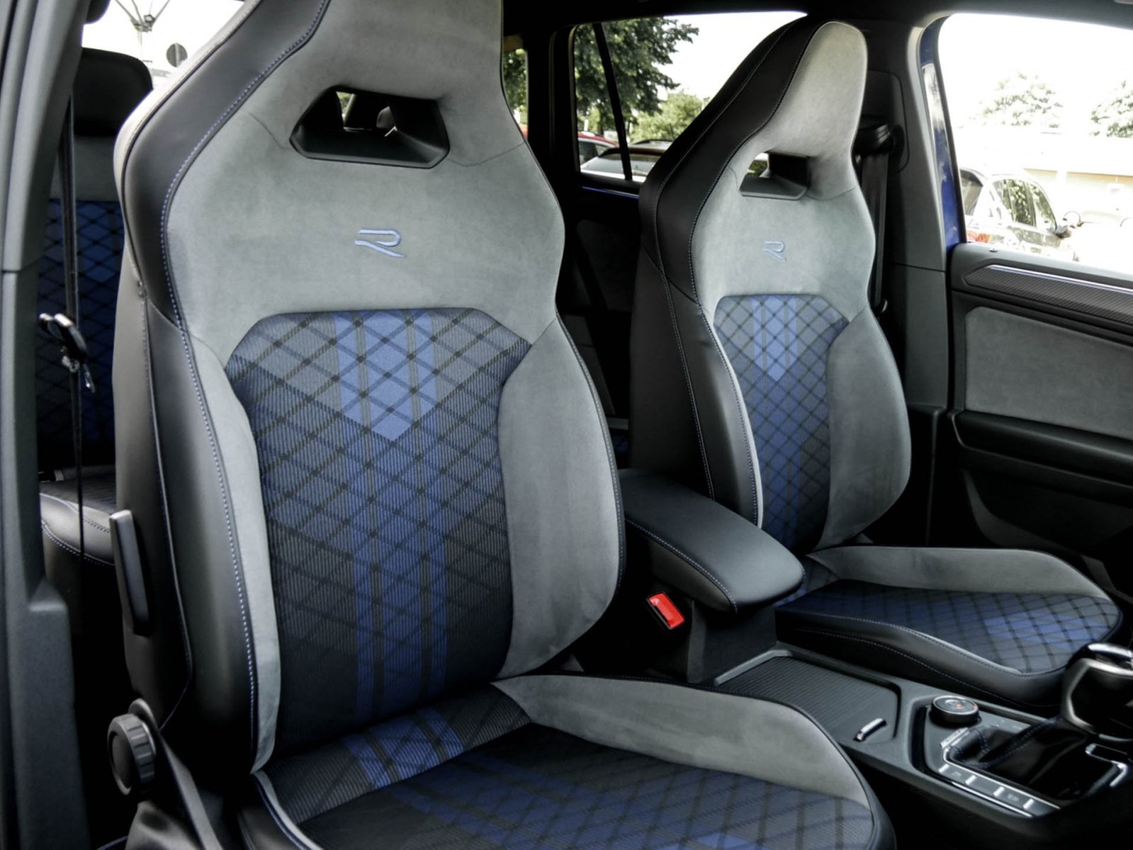 Volkswagen Tiguan 2.0 R BLACKSTYLE 4X4 AKRAPOVIC 360CAM 21Z