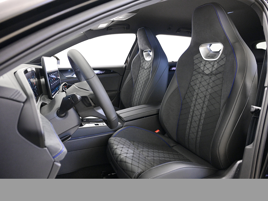 Volkswagen Passat Variant 2.0 R-LINE DSG BLACKSTYLE AHK CAM