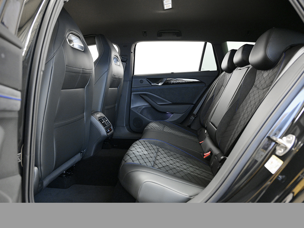 Volkswagen Passat Variant 2.0 R-LINE DSG BLACKSTYLE AHK CAM