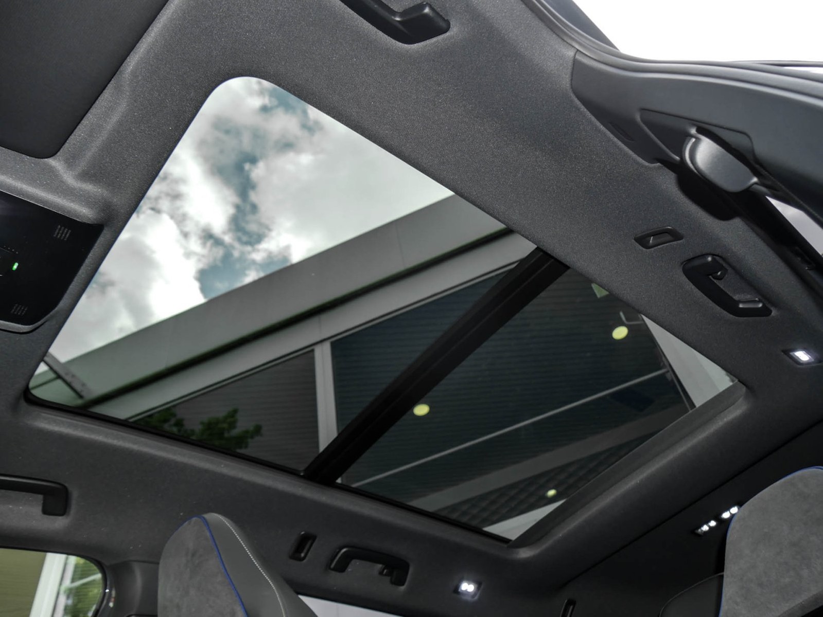 Volkswagen Tayron 2.0 TDI 4MOTION R-LINE DSG BLACKSTYLE 7SITZE AHK PANO STANDHZG