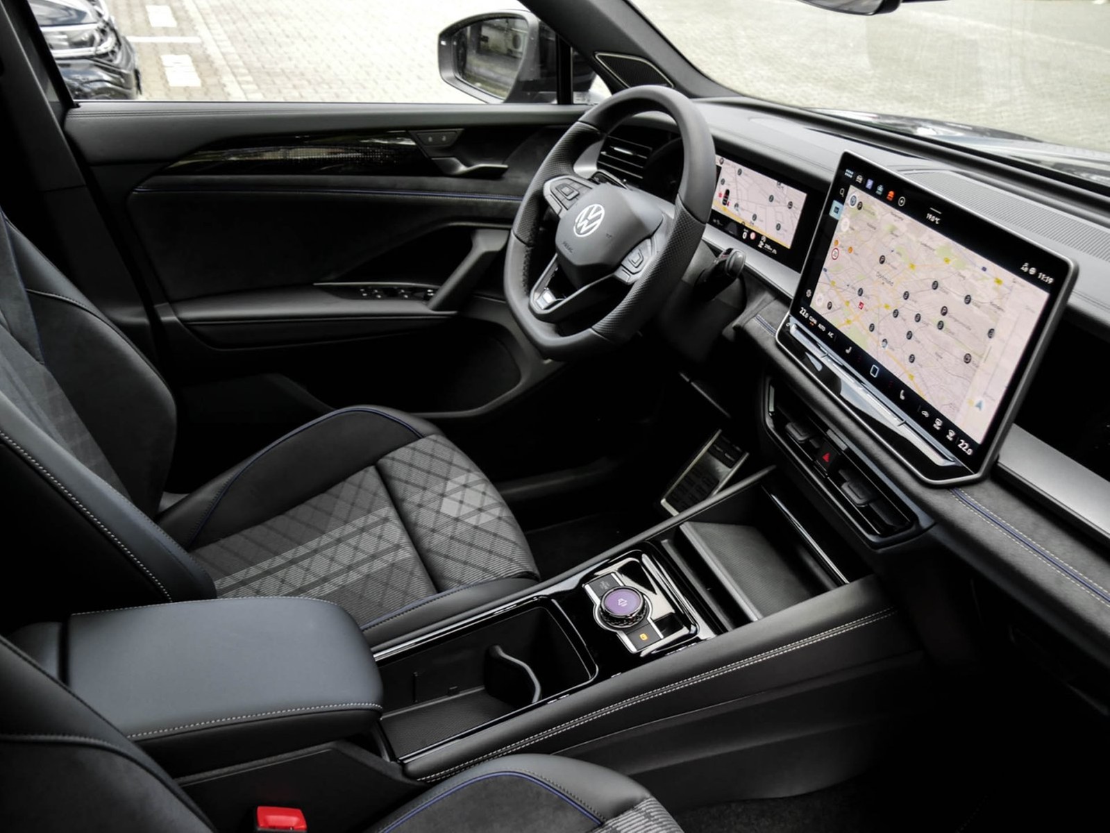 Volkswagen Tayron 2.0 TDI 4MOTION R-LINE DSG BLACKSTYLE 7SITZE AHK PANO STANDHZG