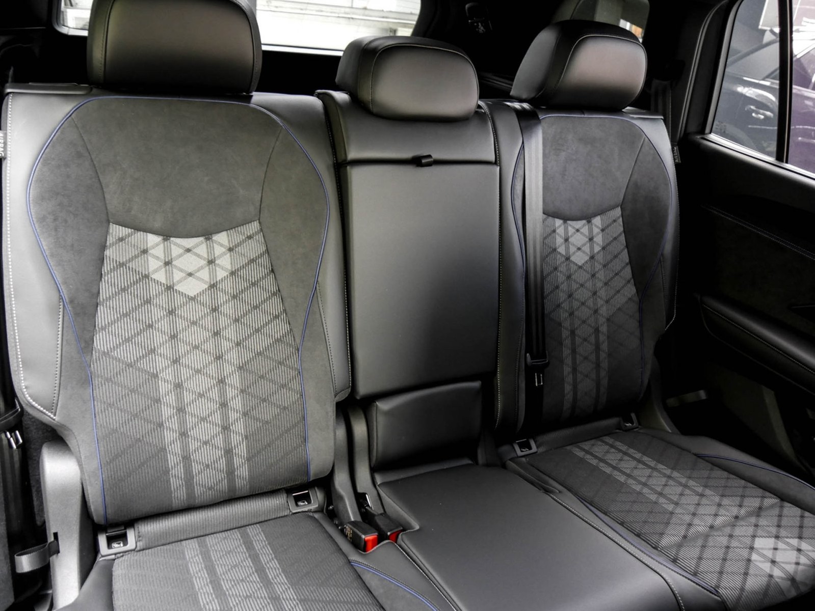 Volkswagen Tayron 2.0 TDI 4MOTION R-LINE DSG BLACKSTYLE 7SITZE AHK PANO STANDHZG