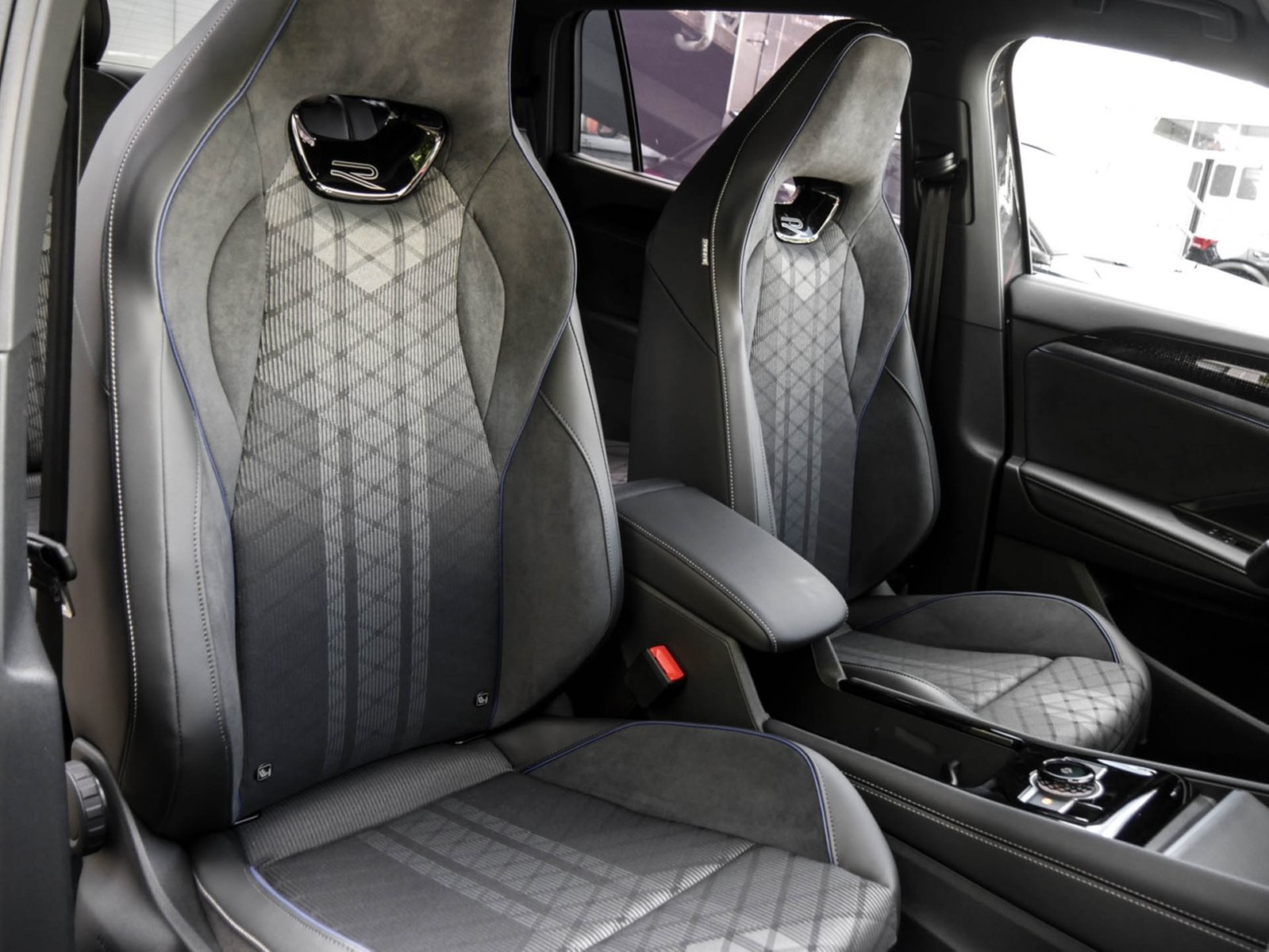 Volkswagen Tayron 2.0 TDI 4MOTION R-LINE DSG BLACKSTYLE 7SITZE AHK PANO STANDHZG