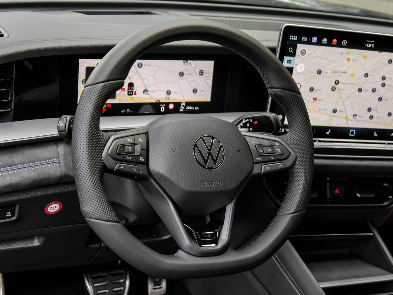 Volkswagen Tayron 2.0 TDI 4MOTION R-LINE DSG BLACKSTYLE 7SITZE AHK PANO STANDHZG