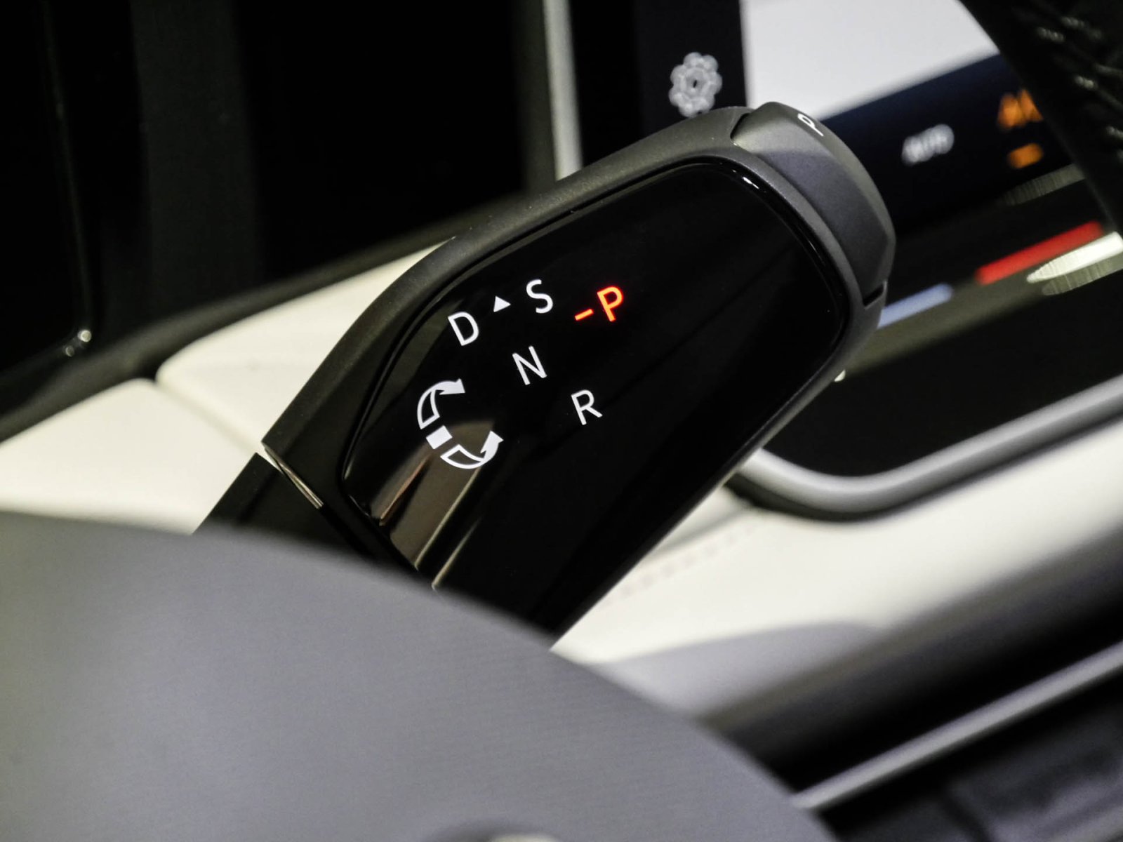 Volkswagen Tiguan 2.0 ELEGANCE DSG PANO LEDER STANDHZG AHK