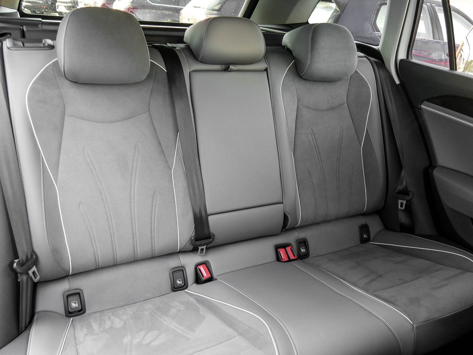 Volkswagen Passat Variant 1.5 eTSI BUSINESS NEUESMODELL AHK LM17