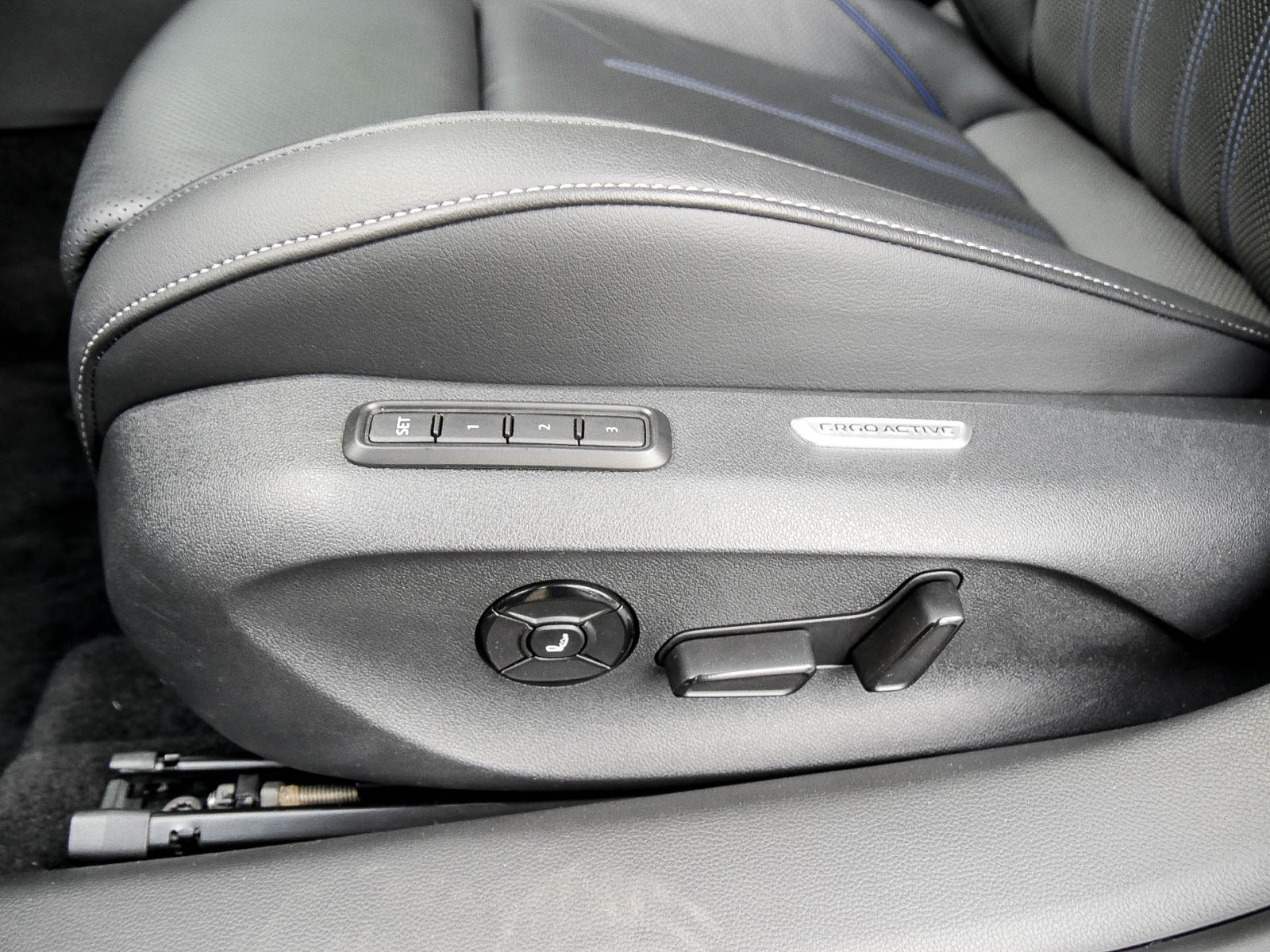 Volkswagen Passat Variant 2.0 R-LINE NEUES MODELL LEDER AHK