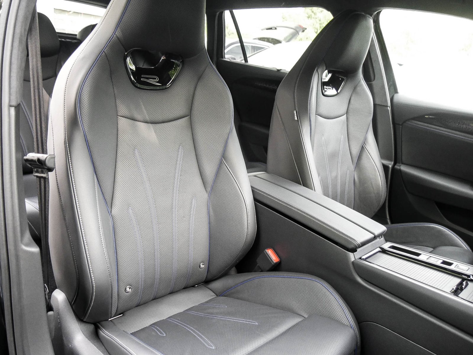 Volkswagen Passat Variant 2.0 R-LINE NEUES MODELL LEDER AHK