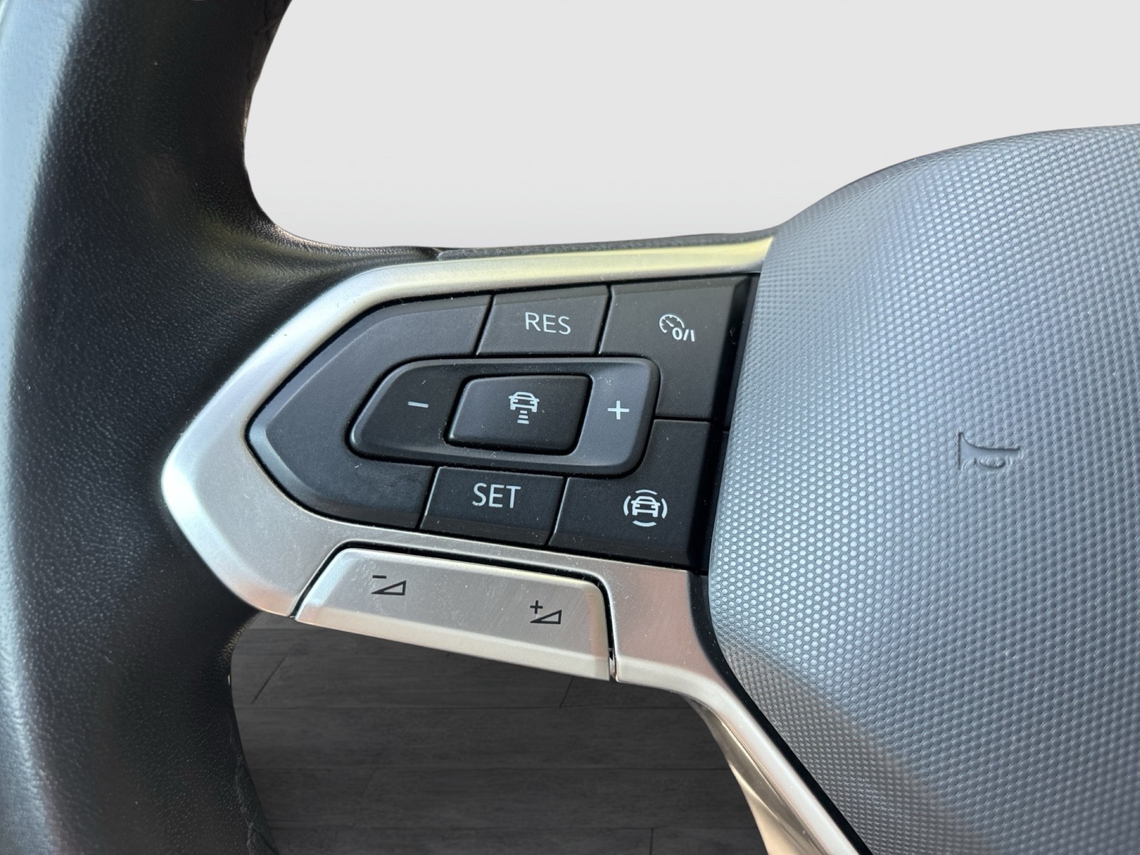 Volkswagen Tiguan 2.0 LIFE AHK CAM ACC LM18 NAVI SITZHEIZ.