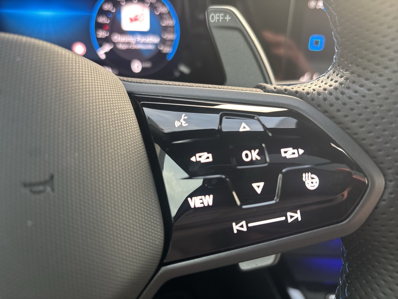 Volkswagen Golf VIII R PERFORMANCE 4X4 AKRAPOVIC PANO LM19