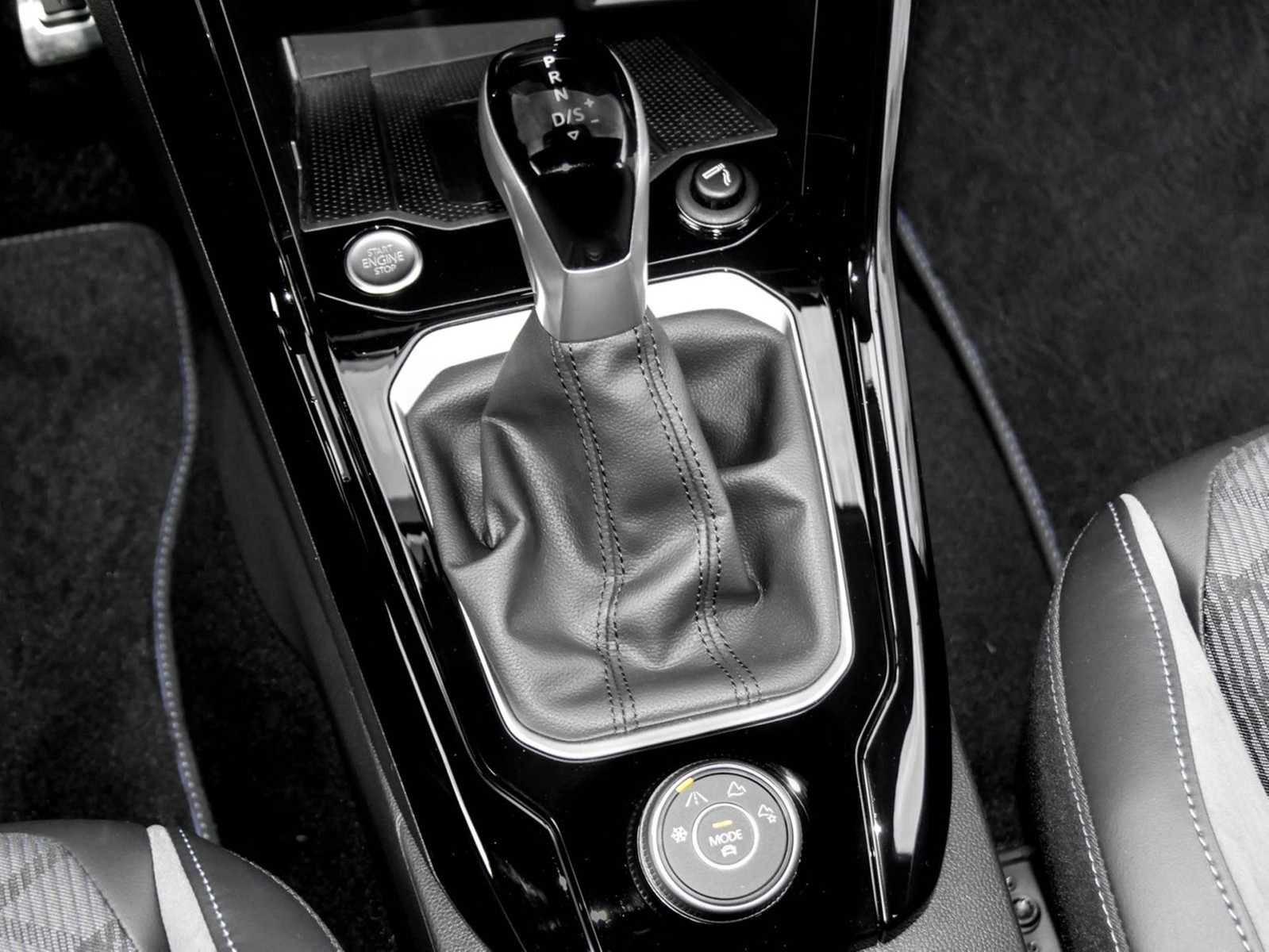 Volkswagen T-Roc 2.0 R 4X4 AKRAPOVIC CAM ACC LM18 E-KLAPPE