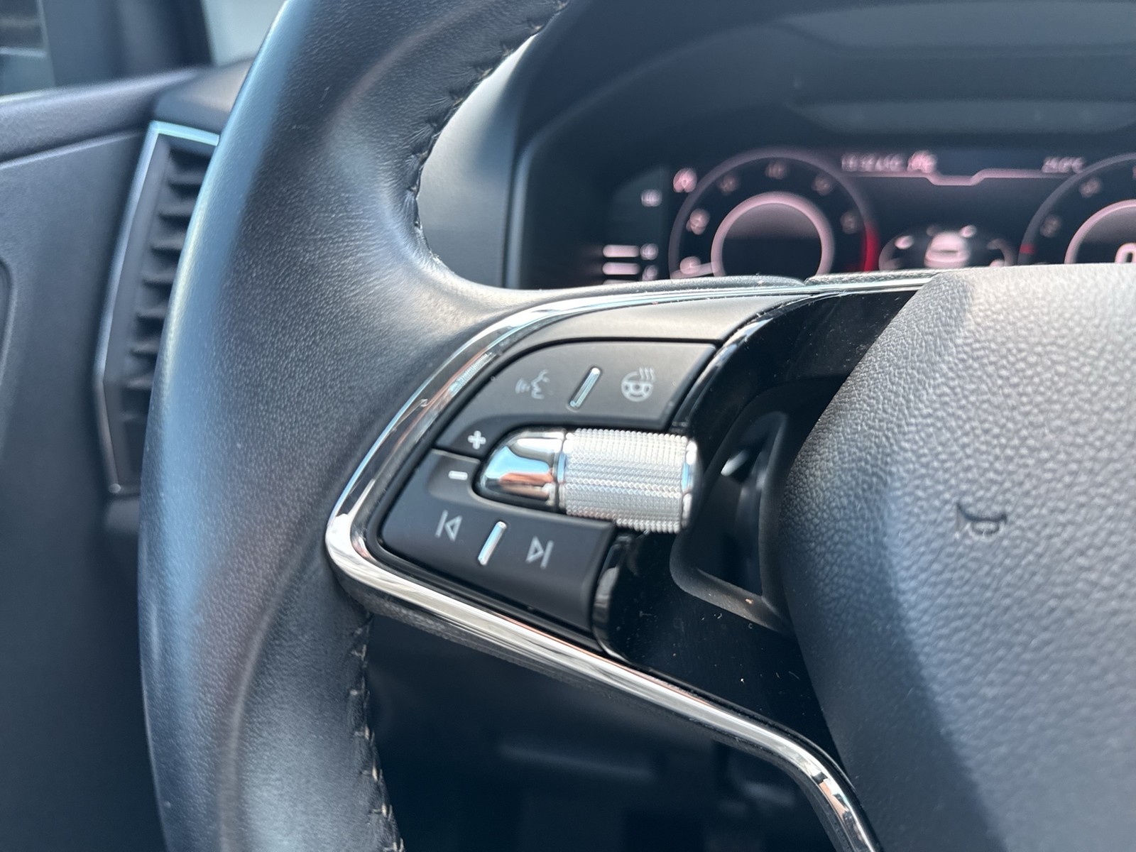 Skoda Karoq 1.5 CLEVER CAM eKLAPPE NAVI ALU SITZHEIZ